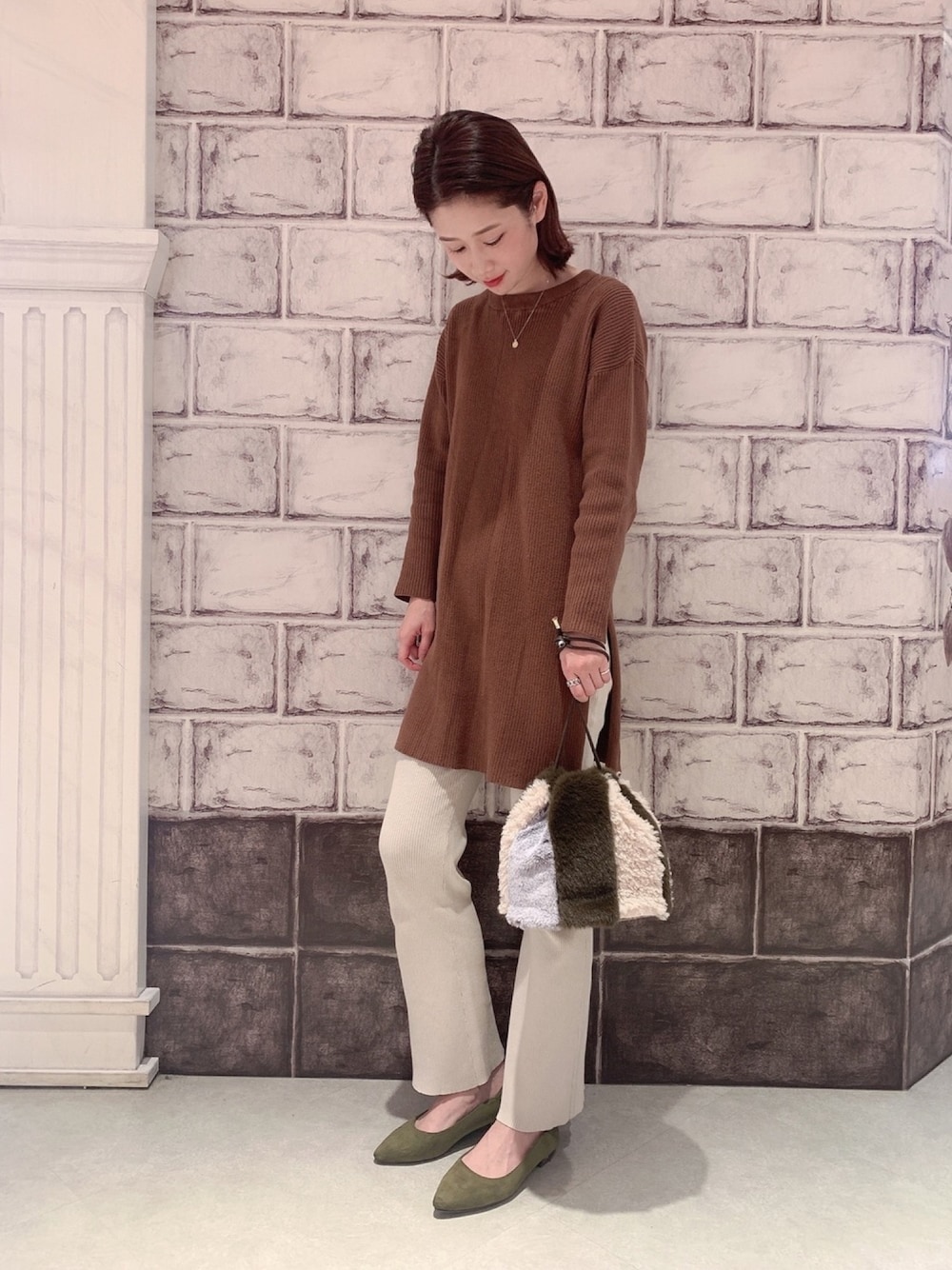 「大人カジュアル、オトナ女子、ニットコーデ、ベージュ、フレアパンツ、巾着バッグ、フラットシューズ、べっ甲、オリエンタルトラフィック、1315」｜「ORiental TRafficのBA-191（ハンドバッグ、グリーン系）」を使った、maiさん（レディース・160cm）の冬コーディネートの1枚目の写真