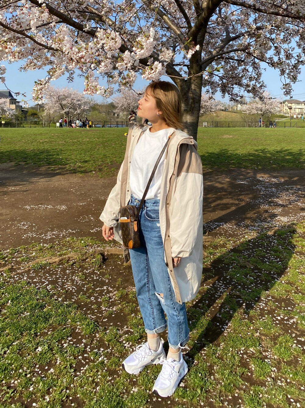 「お花見、カジュアル、ゆるコーデ、おしゃれさんと繋がりたい、休日スタイル、ラクチンコーデ、ラフ、デニム、大学生、ニコアンド」｜「niko and...の配色ドロストロングマンパ（マウンテンパーカー、ベージュ系）」を使った、ちむさん（レディース・161cm）の春コーディネートの1枚目の写真