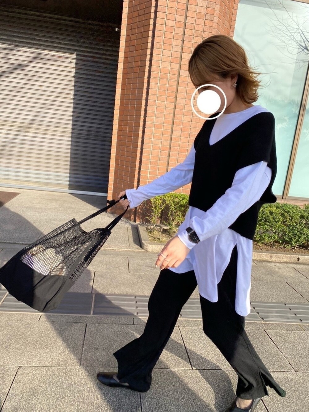 「モノトーン、シンプルコーデ、大学生、休日スタイル、きれいめカジュアル、カジュアル、ゆるコーデ、おしゃれさんと繋がりたい、ラクチンコーデ、レイヤードスタイル」｜「niko and...のベストアンサンブルニット（ニット/セーター、ブラック系）」を使った、ちむさん（レディース・161cm）の春コーディネートの1枚目の写真
