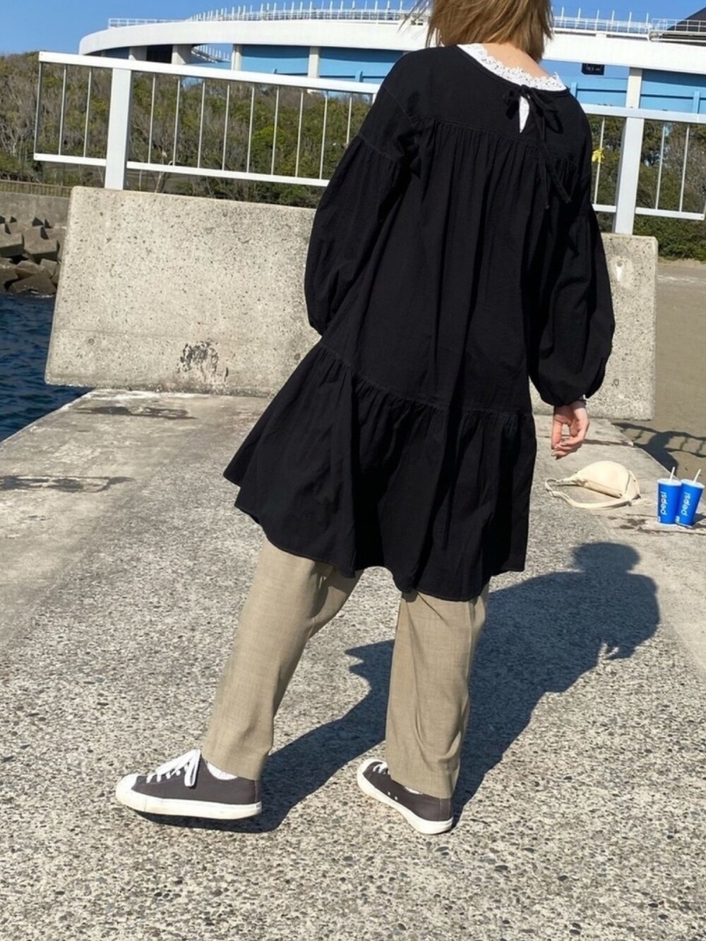 「カジュアル、ゆるコーデ、きれいめカジュアル、ワイドパンツ、カラーパンツ、大学生、おしゃれさんと繋がりたい、休日スタイル、シンプルコーデ、ラクチンコーデ」｜「niko and...のサッカーチュニック2WAYワンピース（ワンピース、ブラック系）」を使った、ちむさん（レディース・161cm）の春コーディネートの1枚目の写真