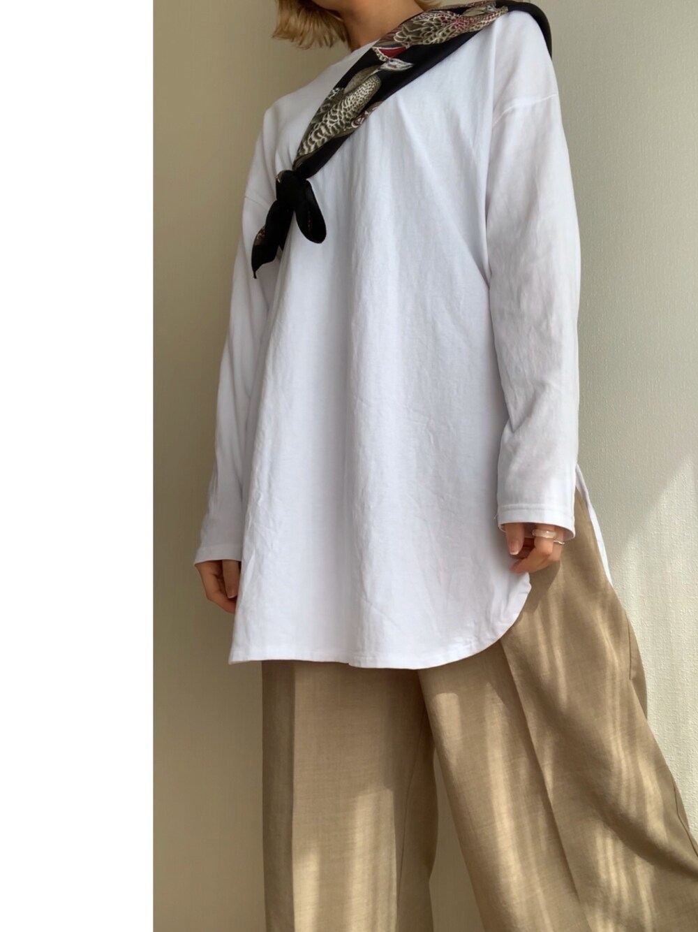 「おうちファッション、スカーフ、ワイドパンツ、シンプル、モノトーン、ラクチンコーデ、ゆるコーデ、オトナカジュアル、大学生、おしゃれさんと繋がりたい」｜「niko and...のロングテイルレイヤードプルオーバー（Tシャツ/カットソー、ホワイト系）」を使った、ちむさん（レディース・161cm）の春コーディネートの1枚目の写真