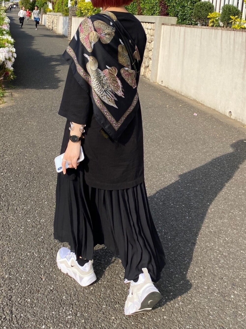 「オールブラック、真っ黒コーデ、大人カジュアル、きれいめカジュアル、ラクチンコーデ、ゆるコーデ、大学生、プリーツスカート、ユニクロ、プチプラコーデ」｜「UNIQLOのコットンオーバーサイズチュニック(半袖)（Tシャツ/カットソー、ブラック系）」を使った、ちむさん（レディース・161cm）の春コーディネートの1枚目の写真