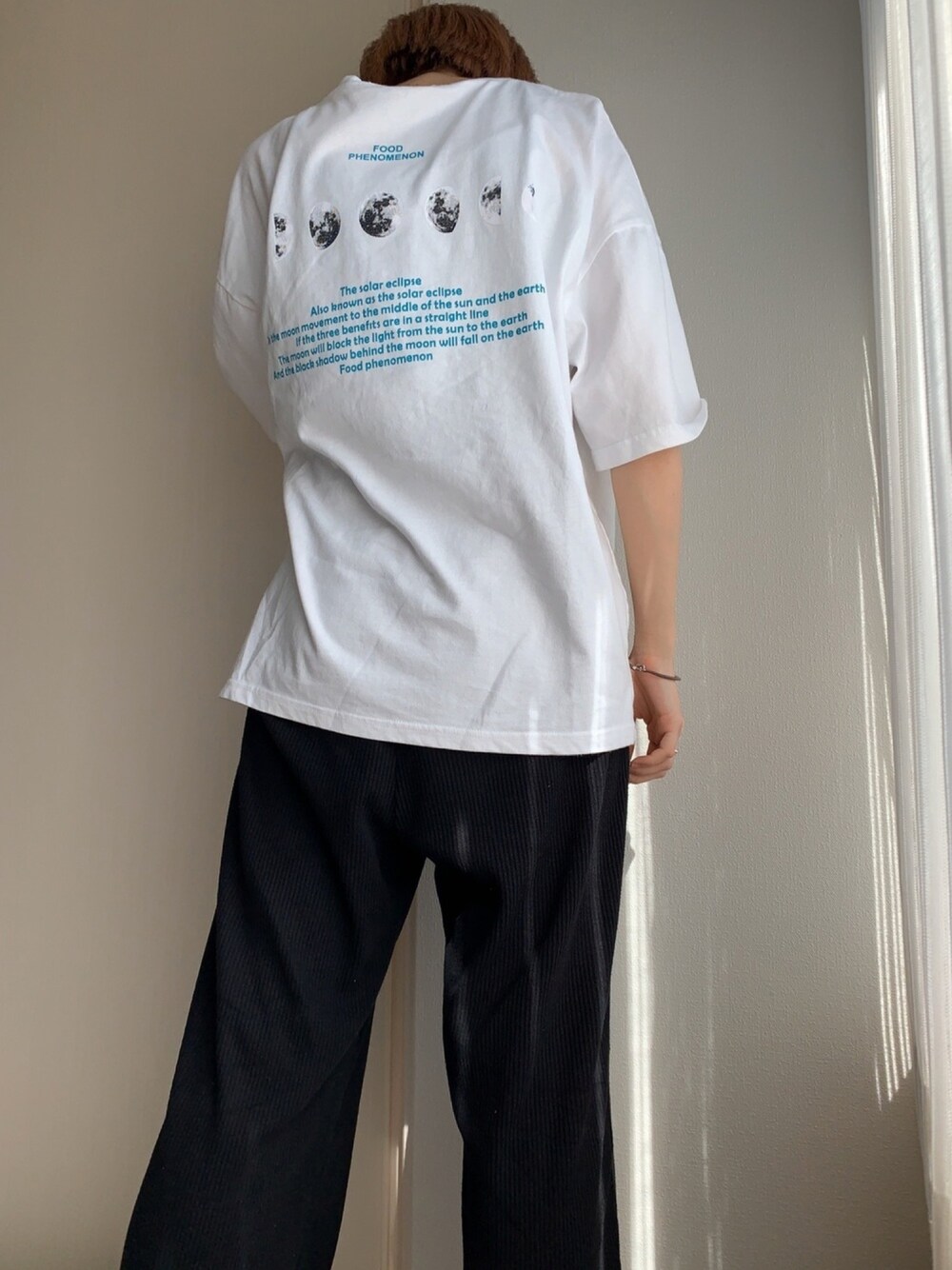 「白Tシャツ、ロゴT、白黒、シンプル、ラクチンコーデ、おうちファッション、モノクロ、ゆるコーデ、Tシャツ、大学生」｜「pivot doorのアイテム（トップス、ホワイト系）」を使った、ちむさん（レディース・161cm）の春コーディネートの1枚目の写真