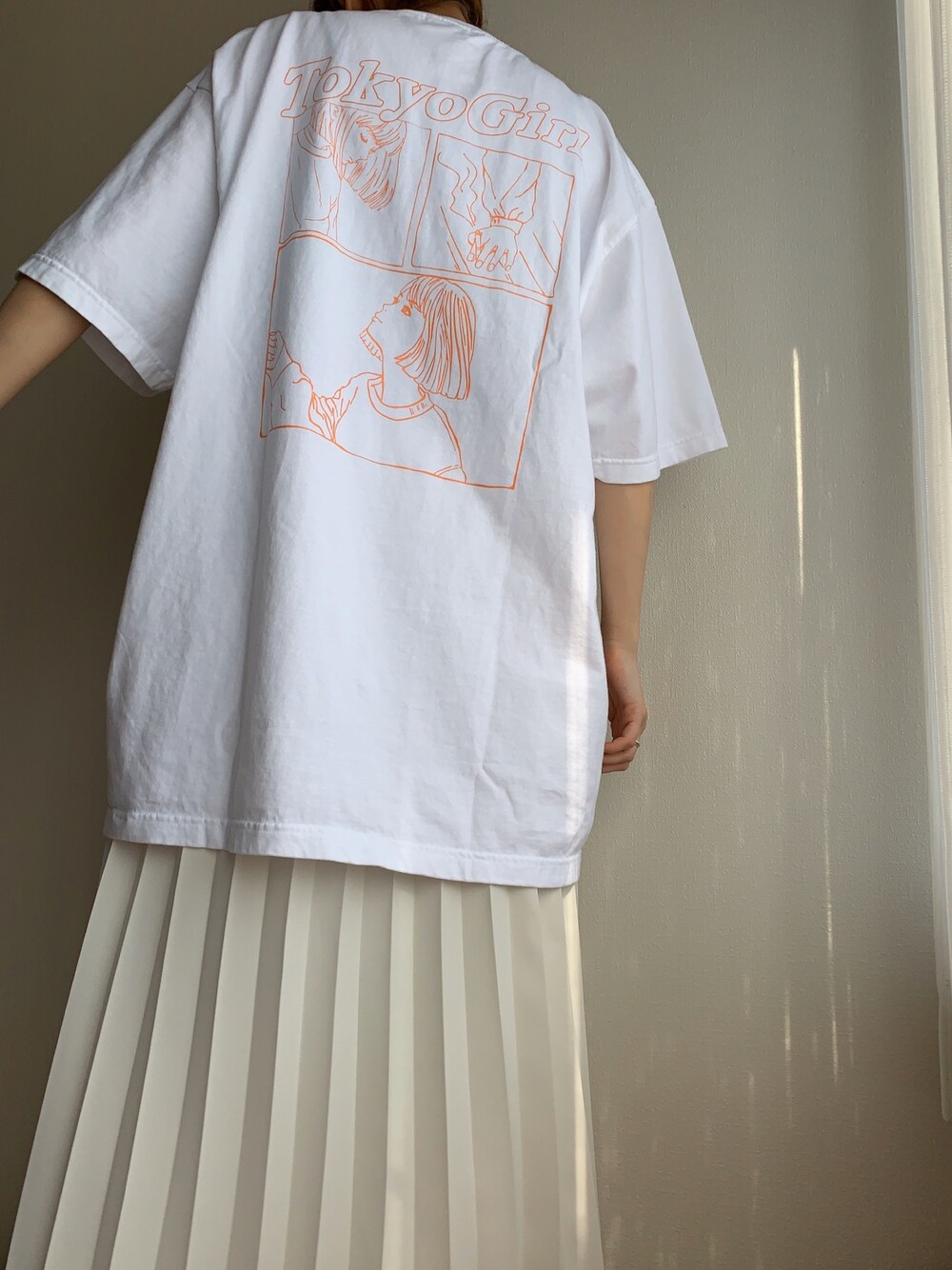 「Tシャツ、白Tシャツ、オールホワイト、ワントーンコーデ、大学生、ラフ、ゆるコーデ、ラクチンコーデ、シンプル、オトナカジュアル」｜「WHO'S WHO galleryの【WEB限定】東京ガール ビッグシルエット フレームロゴTEE（Tシャツ/カットソー、ホワイト系）」を使った、ちむさん（レディース・161cm）の春コーディネートの1枚目の写真