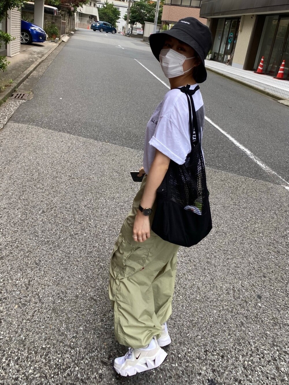 「カジュアルコーデ、FREAK’Ｓ STORE、フェススタイル、ゆるコーデ、ラクチンコーデ、カーゴパンツ、大学生、バケットハット、シンプル、韓国ファッション」｜「FREAK'S STOREのROBERTA GIRL BACK PRINT フォトTシャツ（Tシャツ/カットソー、ホワイト系）」を使った、ちむさん（レディース・161cm）の夏コーディネートの1枚目の写真