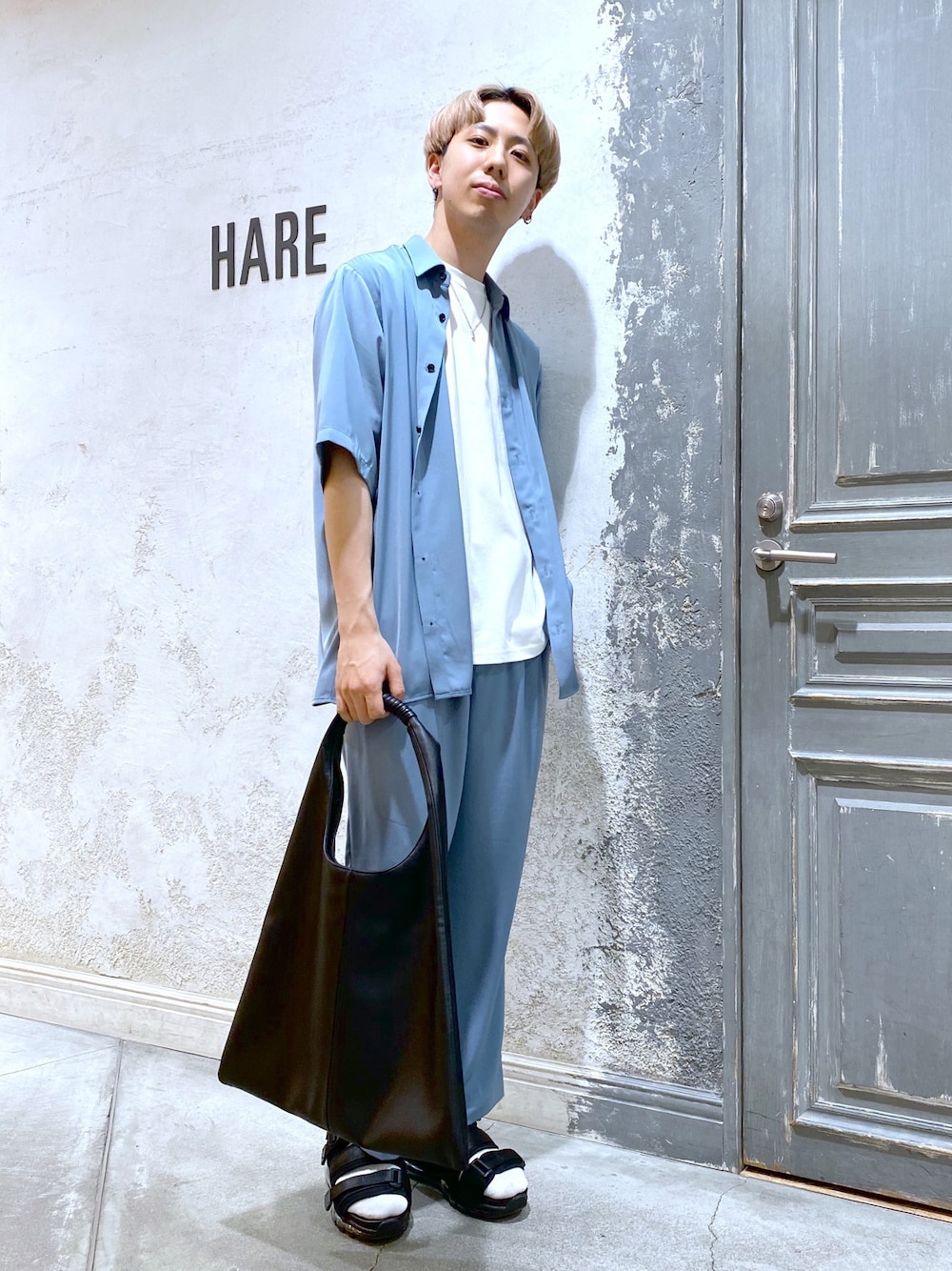 「夏コーデ、セットアップ、HARE、トロミシャツ、スニーカーサンダル、ベルトサンダル、エアソールサンダル」｜「HAREのトロミシャツ(HARE)（シャツ/ブラウス、ブルー系）」を使った、ウエノ シンヤさん（メンズ・175cm）の春コーディネートの1枚目の写真
