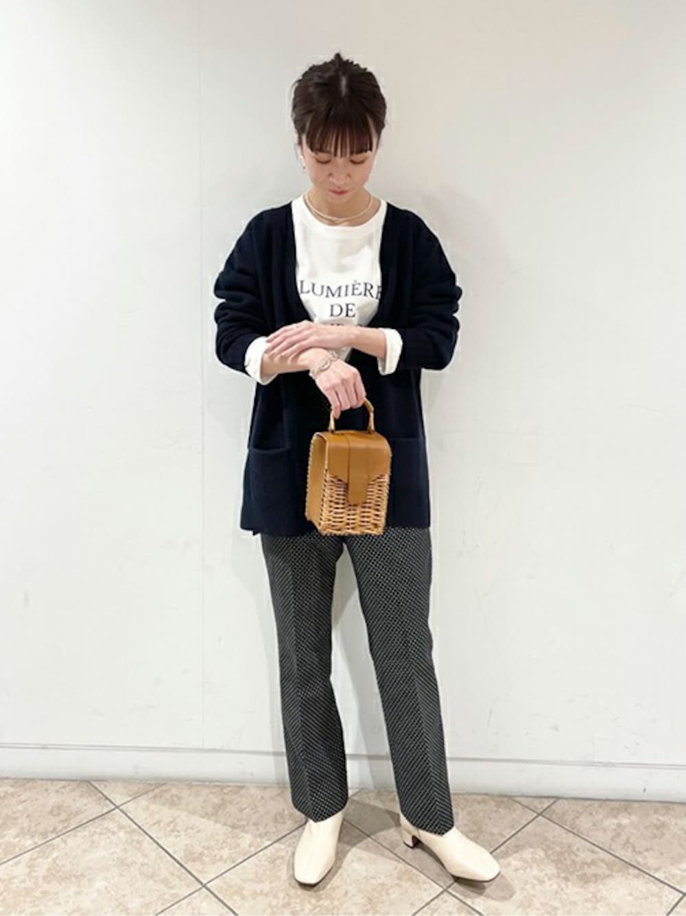 ブルー系のカーディガン/ボレロ、ホワイト系のTシャツ/カットソー、ブラック系のその他パンツを着用したレディースの冬コーディネートの1枚目の写真