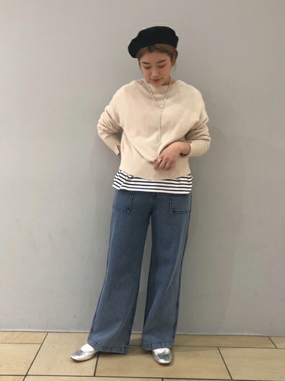 ホワイト系のカーディガン/ボレロ、ブラック系のTシャツ/カットソー、ブルー系のデニムパンツを着用したレディースの冬コーディネートの1枚目の写真