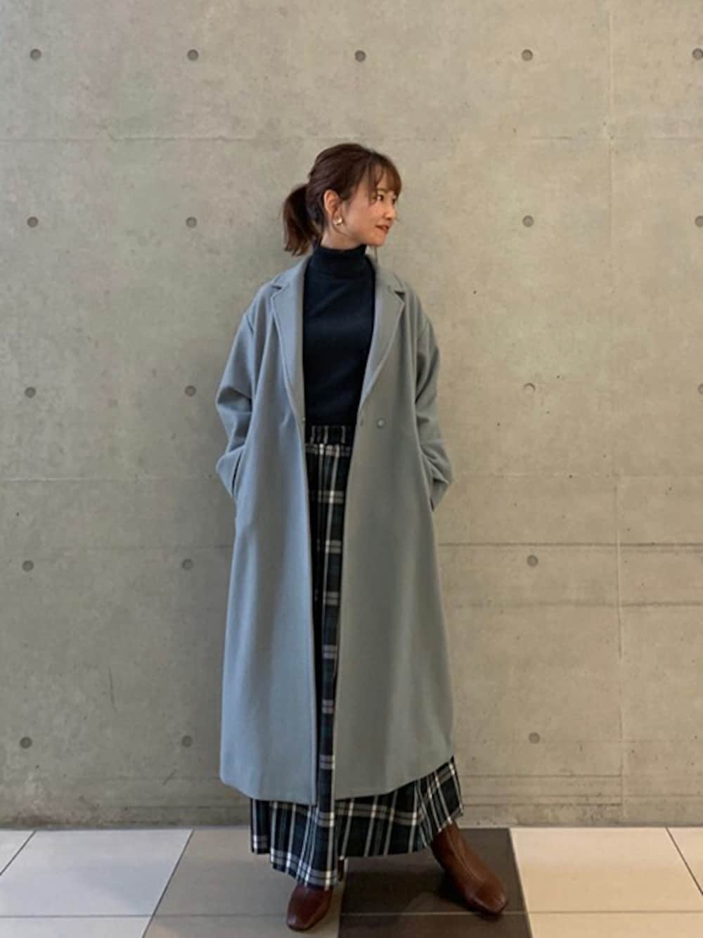 グリーン系のその他アウター、グリーン系のその他アウター、グレー系のニット/セーターを着用したレディースの冬コーディネートの1枚目の写真