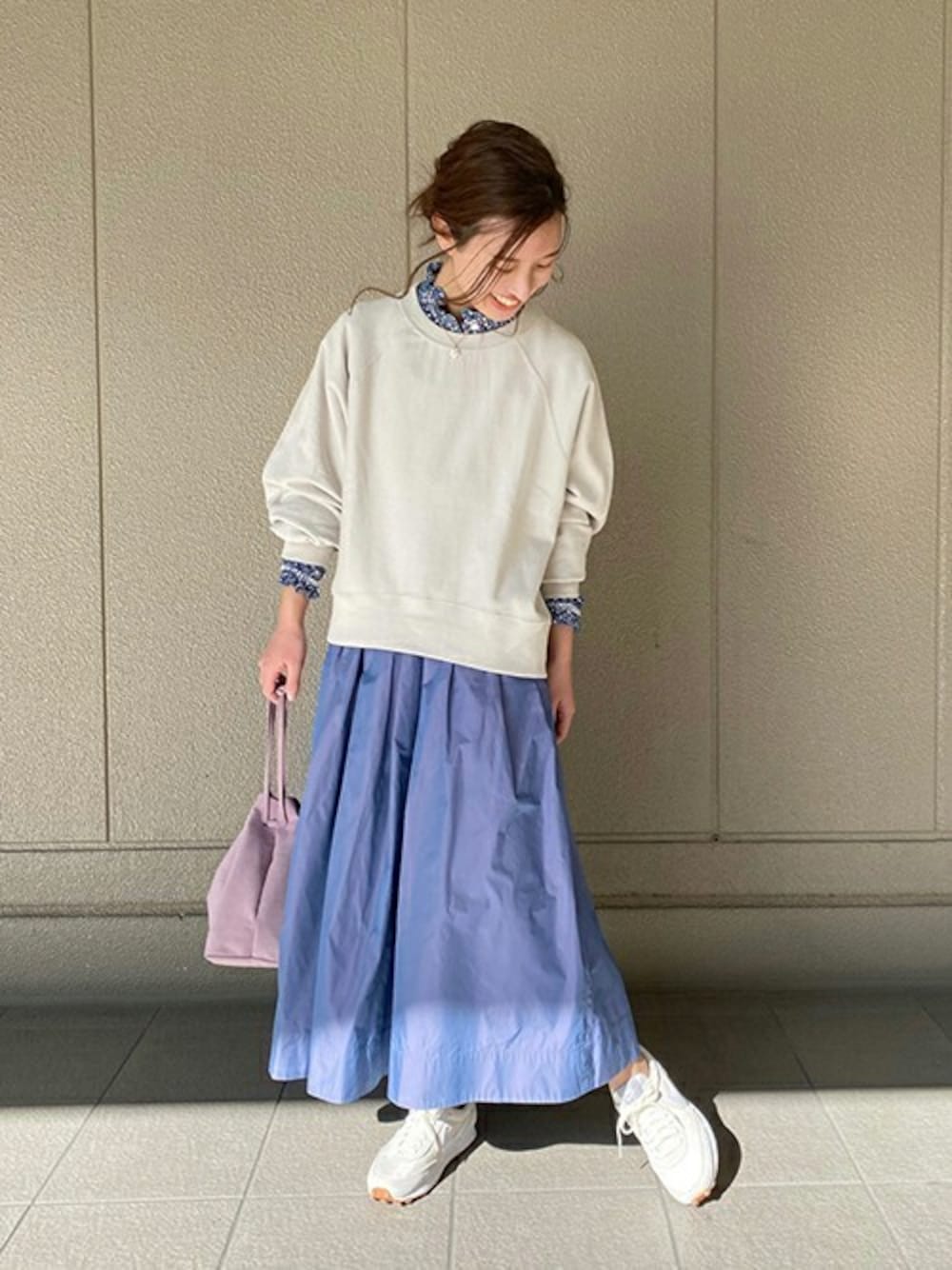 ブルー系のスカート、ブルー系のシャツ/ブラウス、ベージュ系のTシャツ/カットソーを着用したレディースの冬コーディネートの1枚目の写真