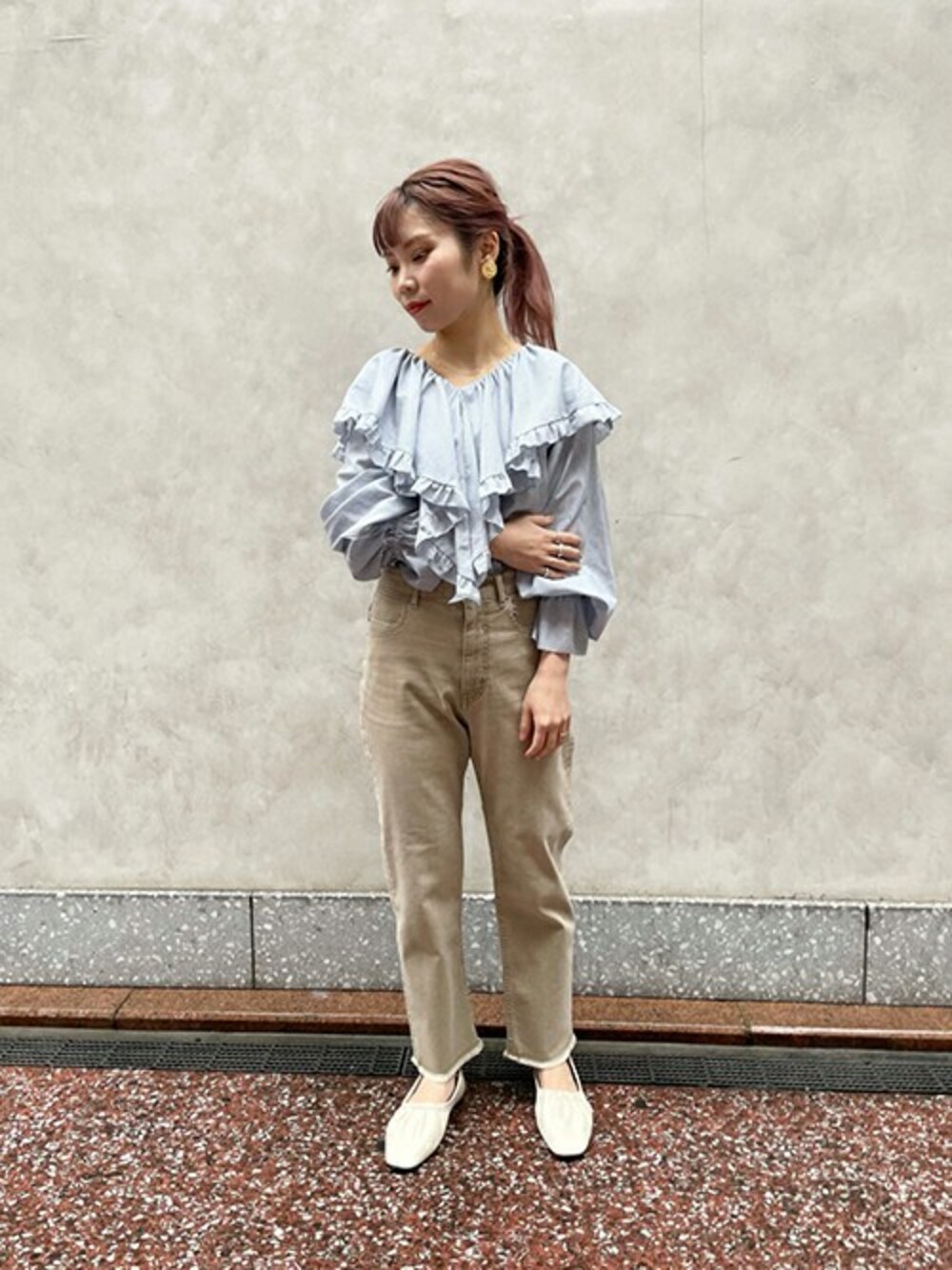 ブルー系のシャツ/ブラウス、ベージュ系のデニムパンツ、ベージュ系のスリッポンを着用したレディースの冬コーディネートの1枚目の写真
