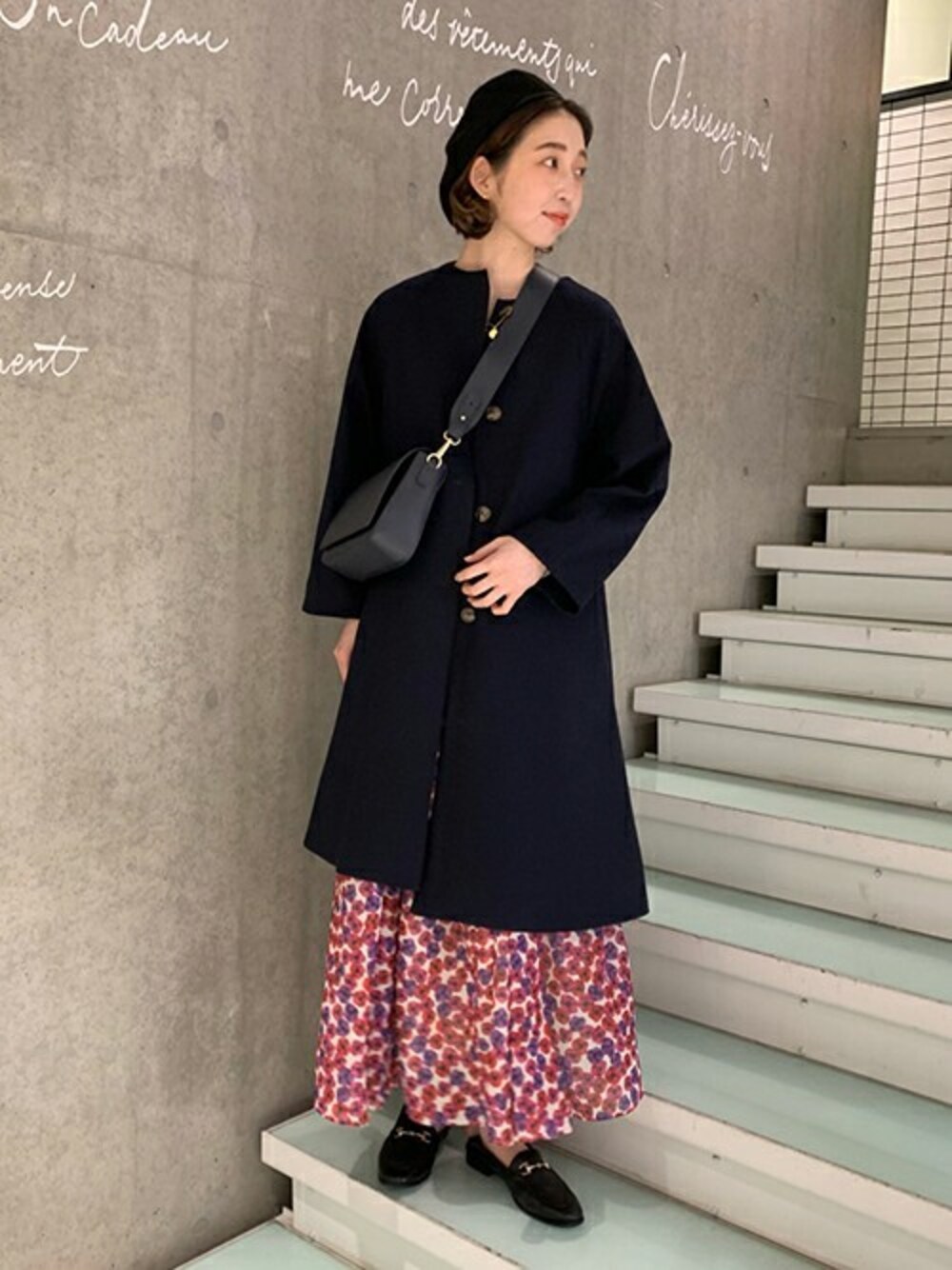 「ネイビー、春アウター、スプリングコート、春コーデ、花柄スカート、カジュアルフェミニン、スローブイエナ、高身長コーデ、SLOBE IENA」｜「SLOBE IENAのポンチラグランAラインコート◆（その他アウター、ブルー系）」を使った、SLOBE IENA（STAFF）さん（レディース・172cm）の冬コーディネートの1枚目の写真