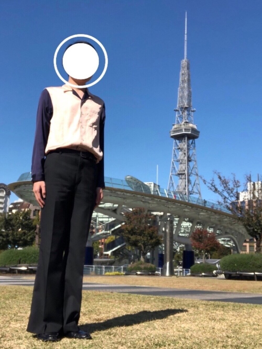 ピンク系のシャツ/ブラウス、ブラック系のスラックス、ブラック系のローファーを着用したメンズの秋コーディネートの1枚目の写真