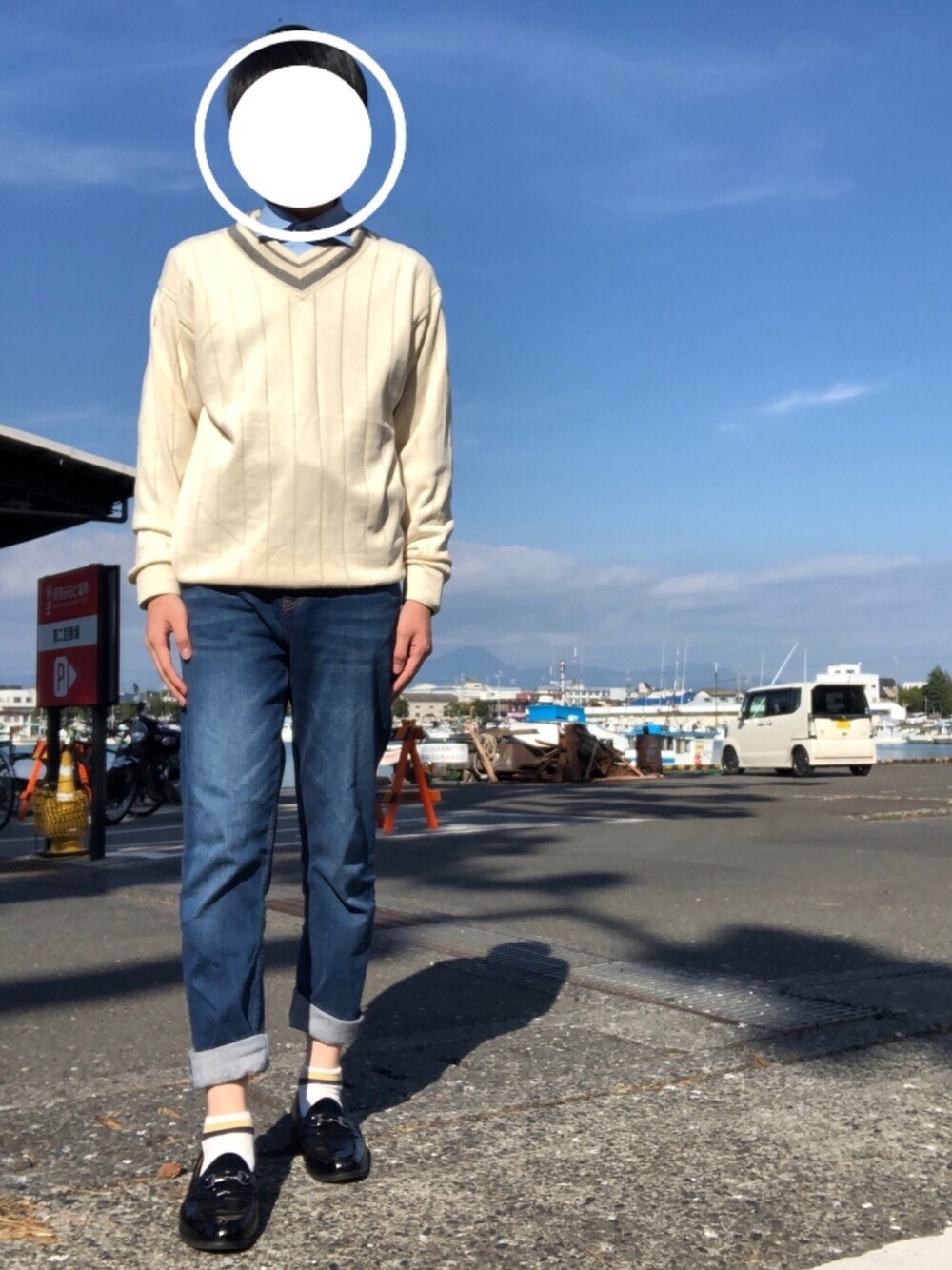 ホワイト系のニット/セーター、ブルー系のシャツ/ブラウス、ブルー系のデニムパンツを着用したメンズの秋コーディネートの1枚目の写真