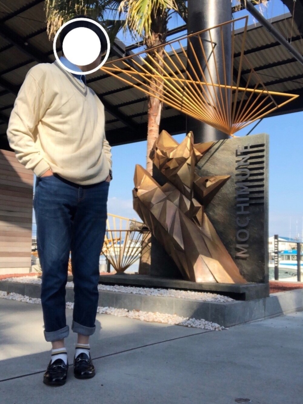 ホワイト系のニット/セーター、ブルー系のデニムパンツ、ブラック系のローファーを着用したメンズの秋コーディネートの1枚目の写真