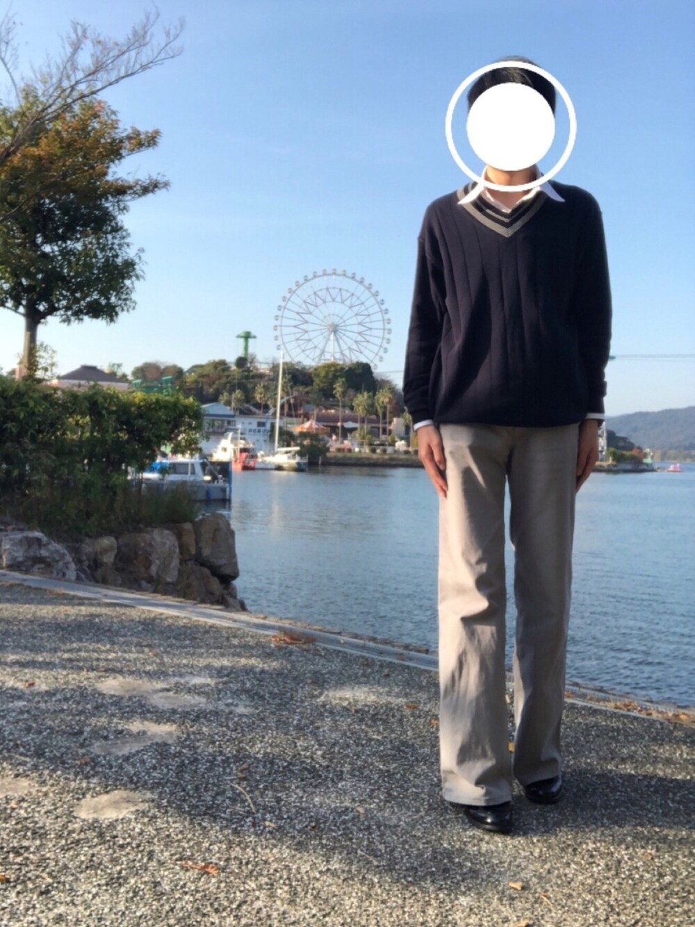 グレー系のパンツ、ブルー系のニット/セーター、ホワイト系のシャツ/ブラウスを着用したメンズの秋コーディネートの1枚目の写真