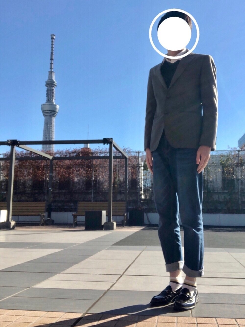 ブルー系のデニムパンツ、グレー系のスーツジャケット、ホワイト系のシャツ/ブラウスを着用したメンズの冬コーディネートの1枚目の写真