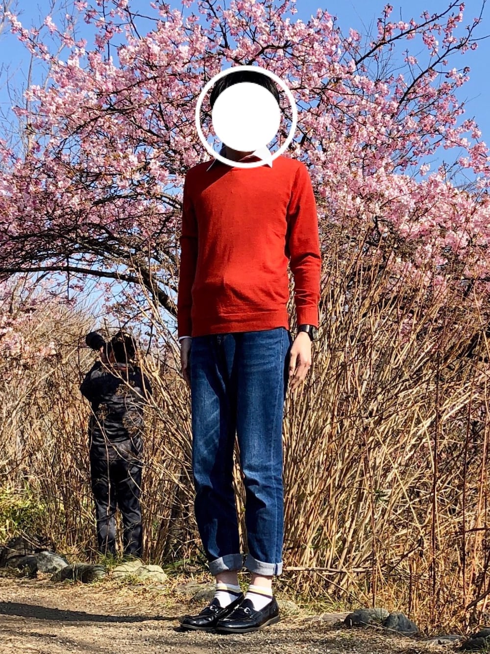 オレンジ系のニット/セーター、ブルー系のデニムパンツ、ブラック系のローファーを着用したメンズの冬コーディネートの1枚目の写真