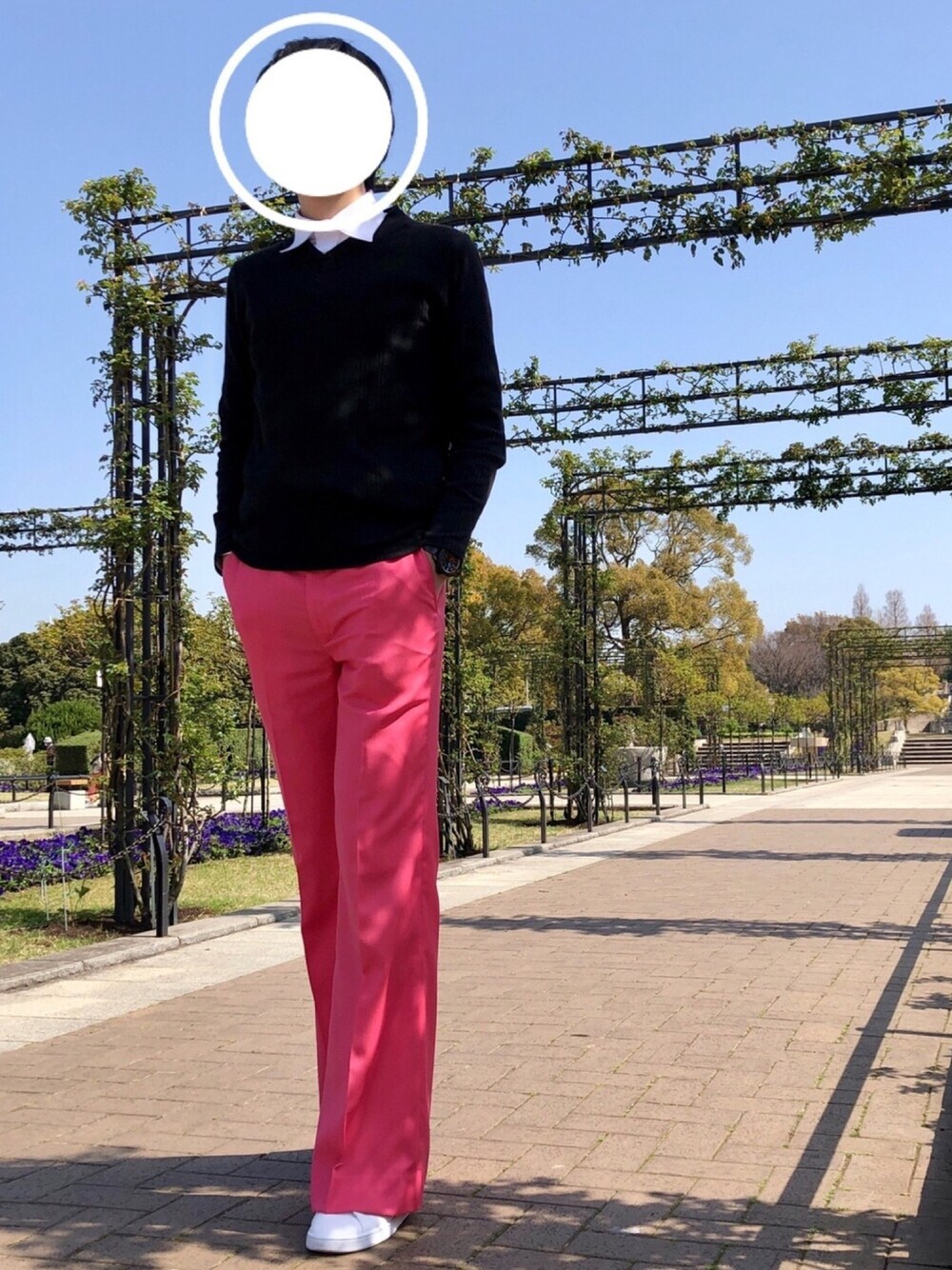 「春コーデ、シンプル、シンプルコーデ、カジュアル、カジュアルコーデ、大人カジュアル、スラックス、フレアパンツ、スニーカー、シャツスタイル」｜「itailorのアイテム（スラックス、ブラック系）」を使った、⭐️zawa⭐️さん（メンズ・178cm）の春コーディネートの1枚目の写真