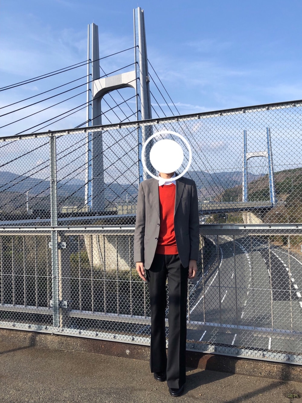「春コーデ、シンプル、シンプルコーデ、カジュアル、カジュアルコーデ、大人カジュアル、おしゃれさんと繋がりたい、フレアパンツ、スラックス、ローファー」｜「UNIQLOのエクストラファインメリノクルーネックセーター（長袖）（ニット/セーター、オレンジ系）」を使った、⭐️zawa⭐️さん（メンズ・178cm）の春コーディネートの1枚目の写真