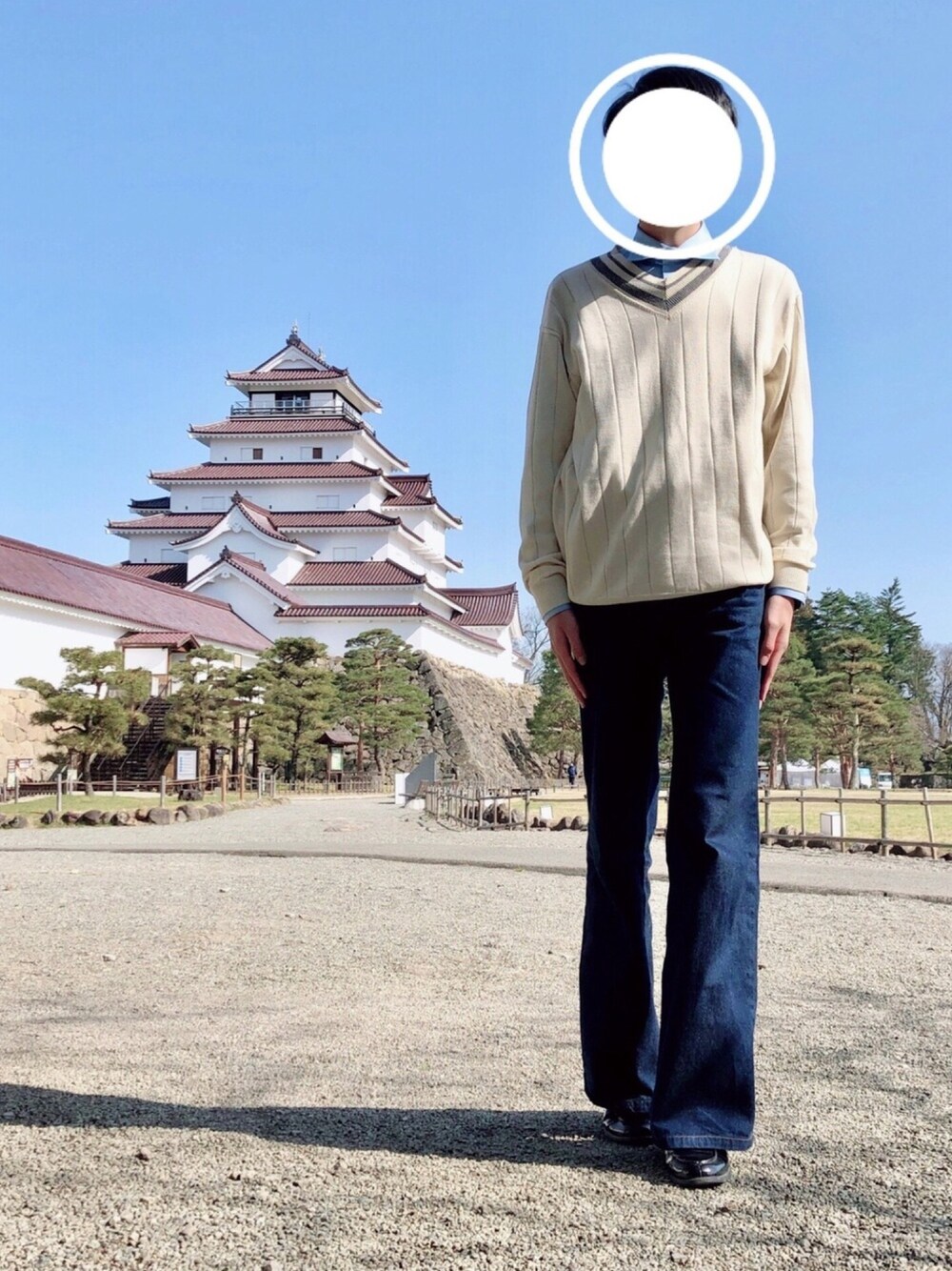 「春コーデ、シンプル、シンプルコーデ、カジュアル、カジュアルコーデ、大人カジュアル、おしゃれさんと繋がりたい、デニム、フレアパンツ、ローファー」｜「CRAFT STANDARD BOUTIQUEのVネック針抜き天竺ニットプルオーバー（ニット/セーター、ホワイト系）」を使った、⭐️zawa⭐️さん（メンズ・178cm）の春コーディネートの1枚目の写真
