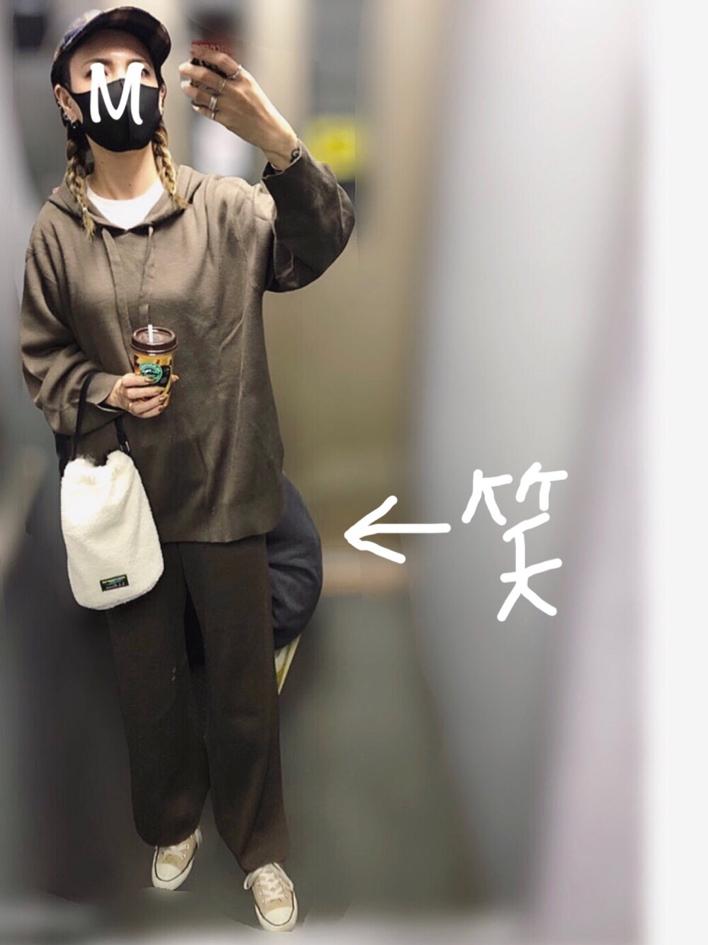 ホワイト系のTシャツ/カットソー、ブラウン系のパーカー、ブラウン系のパンツを着用したレディースの秋コーディネートの1枚目の写真