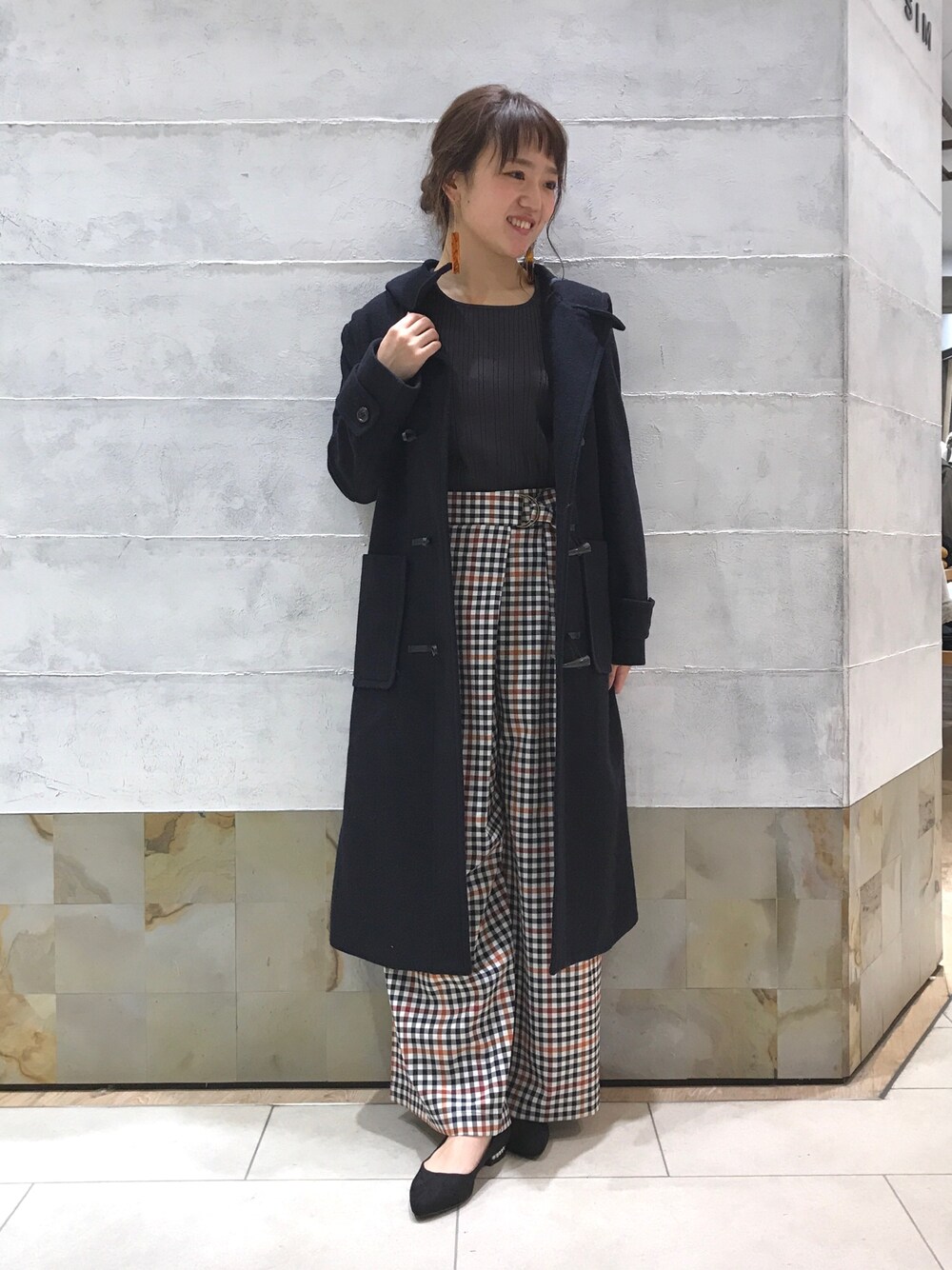 「チェック、ダッフルコート、冬コーデ、ワイドパンツ、シンプルコーデ、チェックワイドパンツ」｜「LEPSIMの14Gヘンソクリブボートネックプルオーバー　773059（ニット/セーター、グレー系）」を使った、hiroさん（レディース・157cm）の冬コーディネートの1枚目の写真