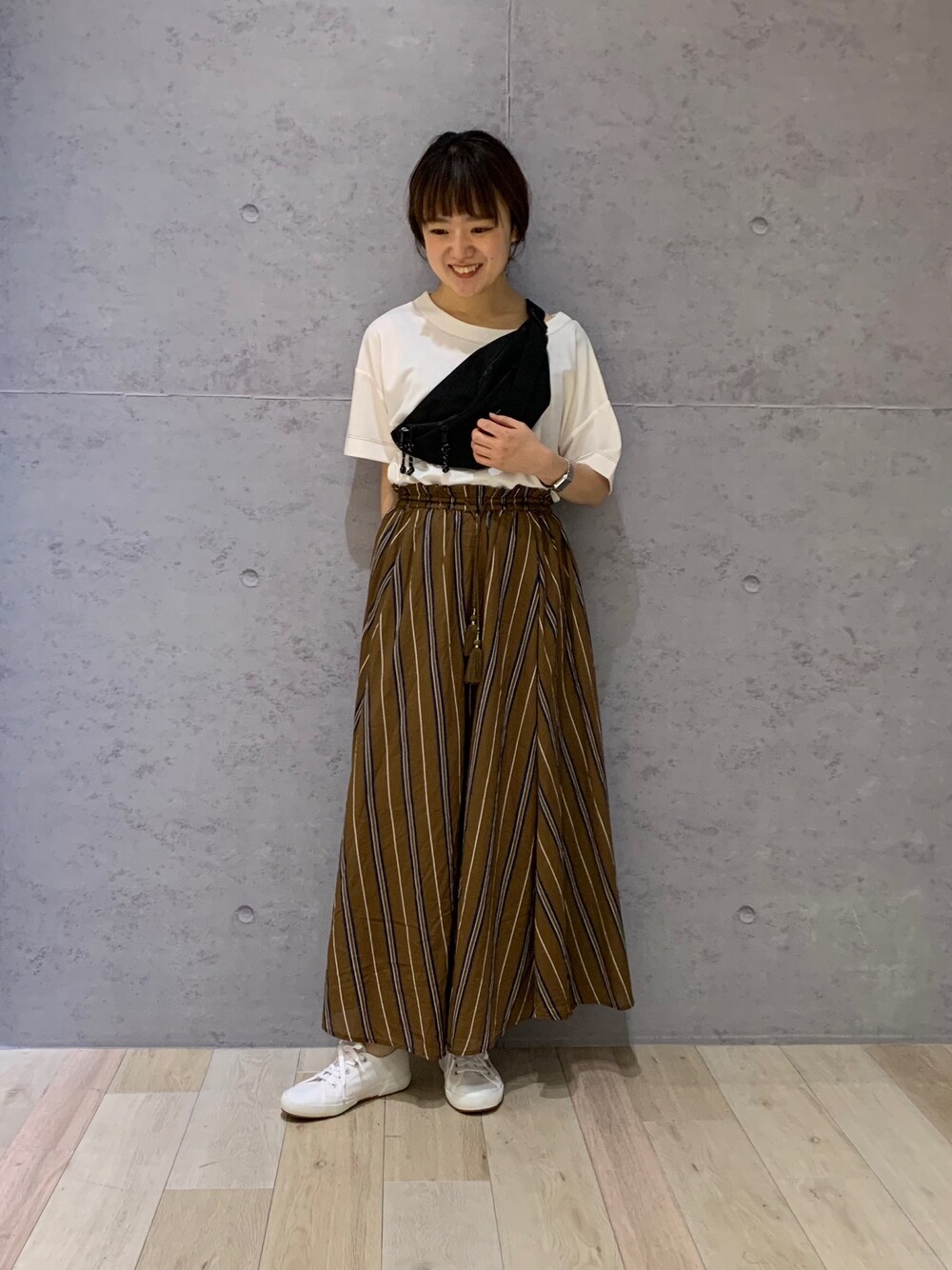 「夏コーデ、大人カジュアル、シンプルコーデ、カジュアルコーデ、ストライプパンツ、ブラウンコーデ、シンプル、レプシィム(LEPSIM)」｜「LEPSIMのハイショクステッチSS　839371（Tシャツ/カットソー、ホワイト系）」を使った、hiroさん（レディース・157cm）の夏コーディネートの1枚目の写真