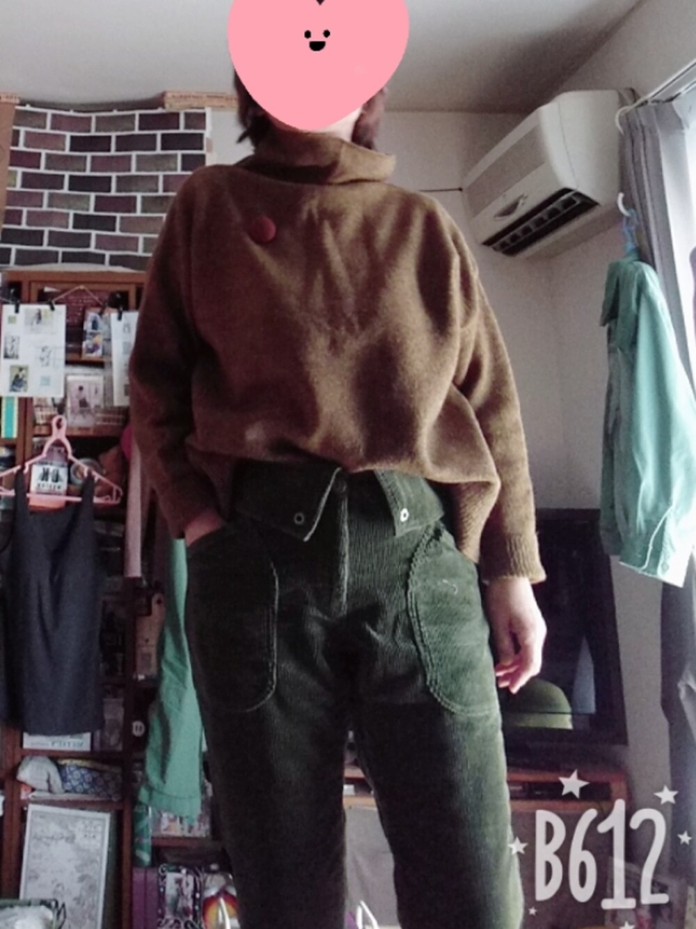 ブラウン系のニット/セーター、グリーン系のカーゴパンツ、レッド系のブローチ/コサージュを着用したレディースの冬コーディネートの1枚目の写真