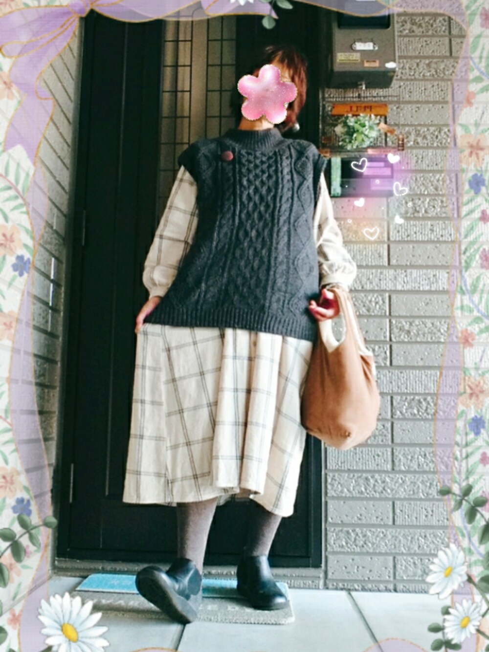 「お洒落さんとつながりたい、ブラック、ワンピース、ベスト、リトルミィ、チェック、サマンサモスモス、フェリシモ、無印良品」｜「SM2のアイテム（ベスト、グレー系）」を使った、SATOMIさん（レディース・160cm）の冬コーディネートの1枚目の写真