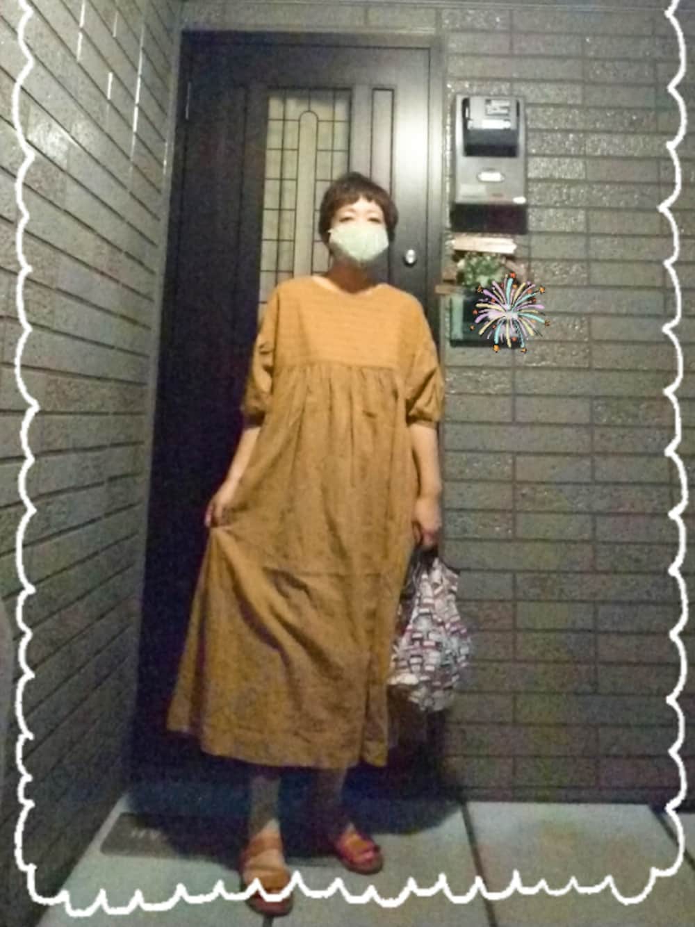 ブラウン系のワンピース/ドレス、イエロー系のサンダル、ブラック系のその他パンツを着用したレディースの夏コーディネートの1枚目の写真