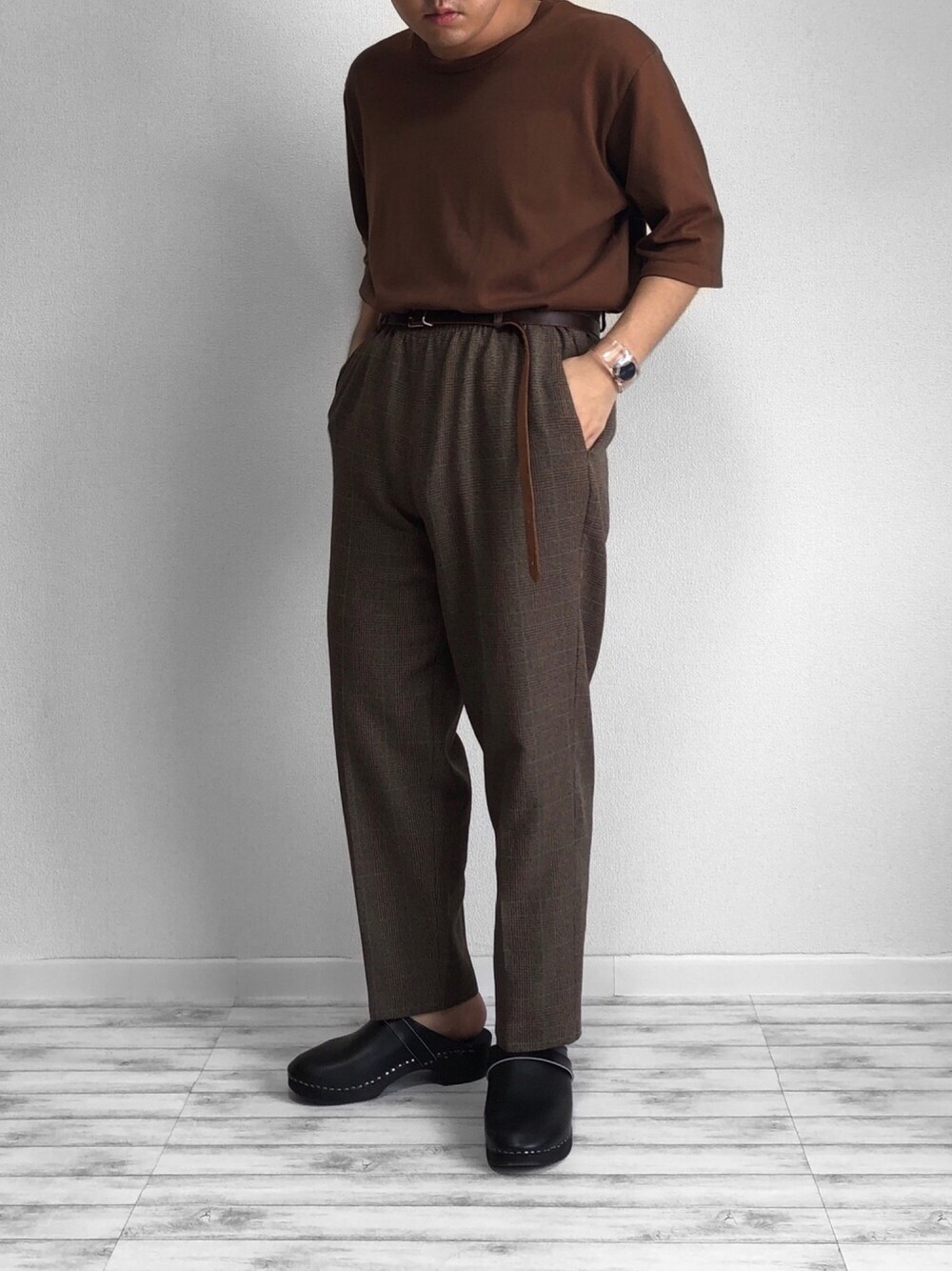 ブラウン系のTシャツ/カットソー、ブラウン系のスラックス、ブラック系のサンダルを着用したメンズの夏コーディネートの1枚目の写真