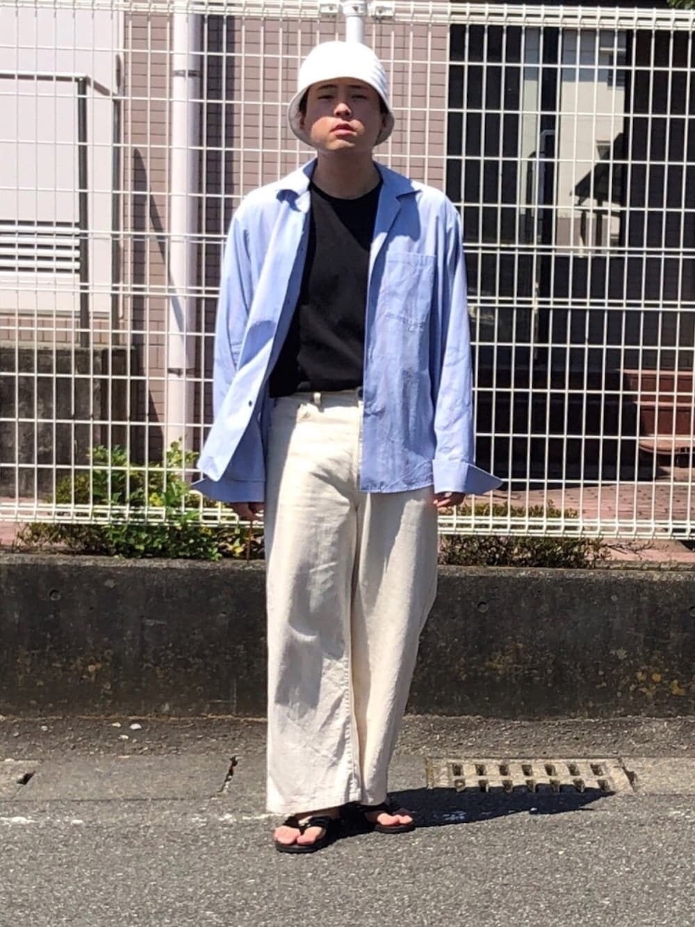 「タックイン、ストライプ、白パンツ、トングサンダル、バケットハット、夏スタイル、大人カジュアル、シャツスタイル、低身長、オーバーサイズ」｜「SUNSEAのアイテム（シャツ/ブラウス、ブルー系）」を使った、 mochizukitakuyaさん（メンズ・170cm）の夏コーディネートの1枚目の写真