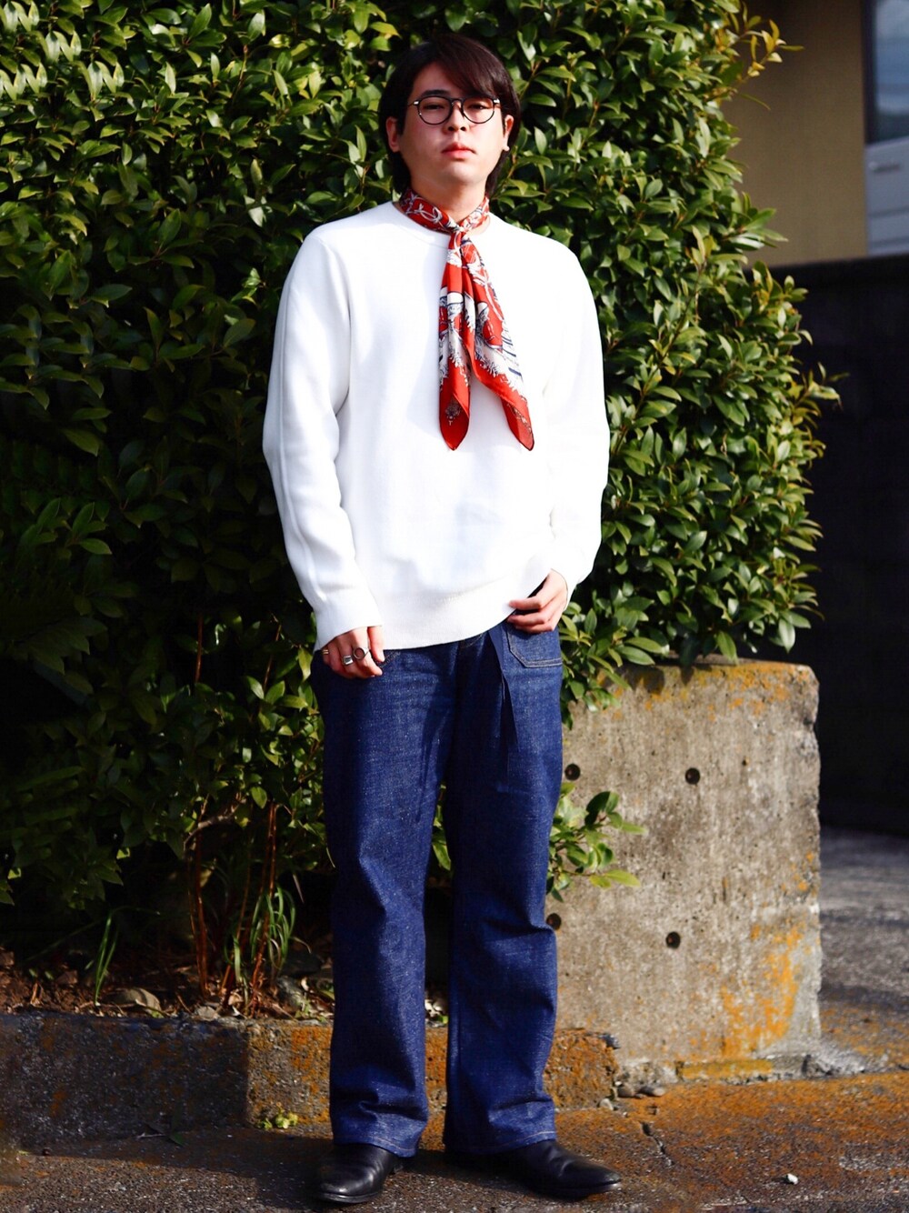 「メガネ男子、私の推しブランド、フレアパンツ、デニム、ブーツ、スカーフ、春コーデ、ニット、シンプル、大人カジュアル」｜「UNIQLOのアイテム（ニット/セーター、ホワイト系）」を使った、 mochizukitakuyaさん（メンズ・170cm）の冬コーディネートの1枚目の写真
