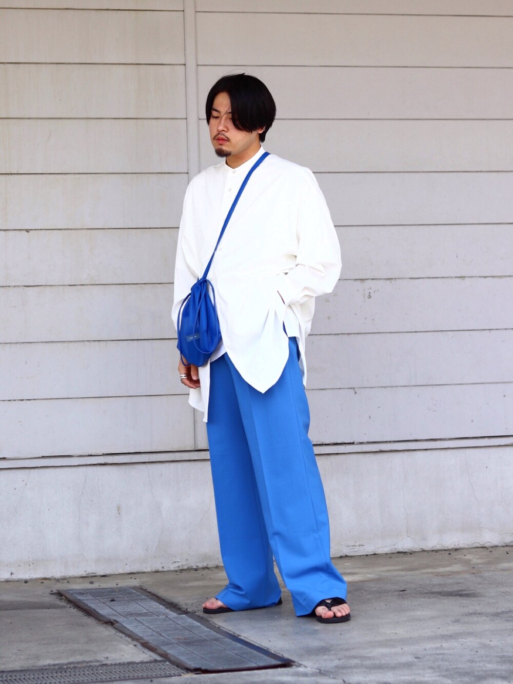 「韓国ファッション、シンプルコーデ、ビッグシルエット、ワイドパンツ、スラックス、きれいめカジュアル、ブルー、シャツスタイル、巾着バッグ、春夏コーデ」｜「MAISON SPECIALのヴィーガンレザー2WAY巾着スモールバッグ【MAISON SPECIAL/メゾンスペシャル】（ショルダーバッグ、ブルー系）」を使った、 mochizukitakuyaさん（メンズ・170cm）の春コーディネートの1枚目の写真