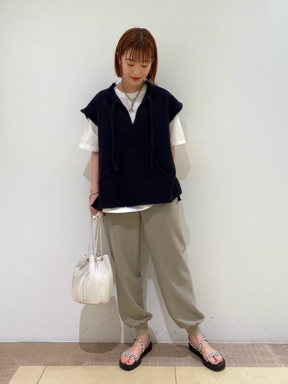 ホワイト系のTシャツ/カットソー、その他のサンダル、グレー系のその他パンツを着用したレディースの夏コーディネートの1枚目の写真