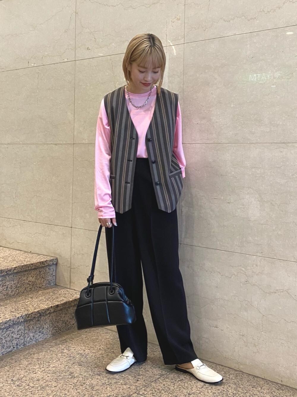 ブラック系のその他パンツ、その他のその他アウター、ホワイト系のその他シューズを着用したレディースの秋コーディネートの1枚目の写真