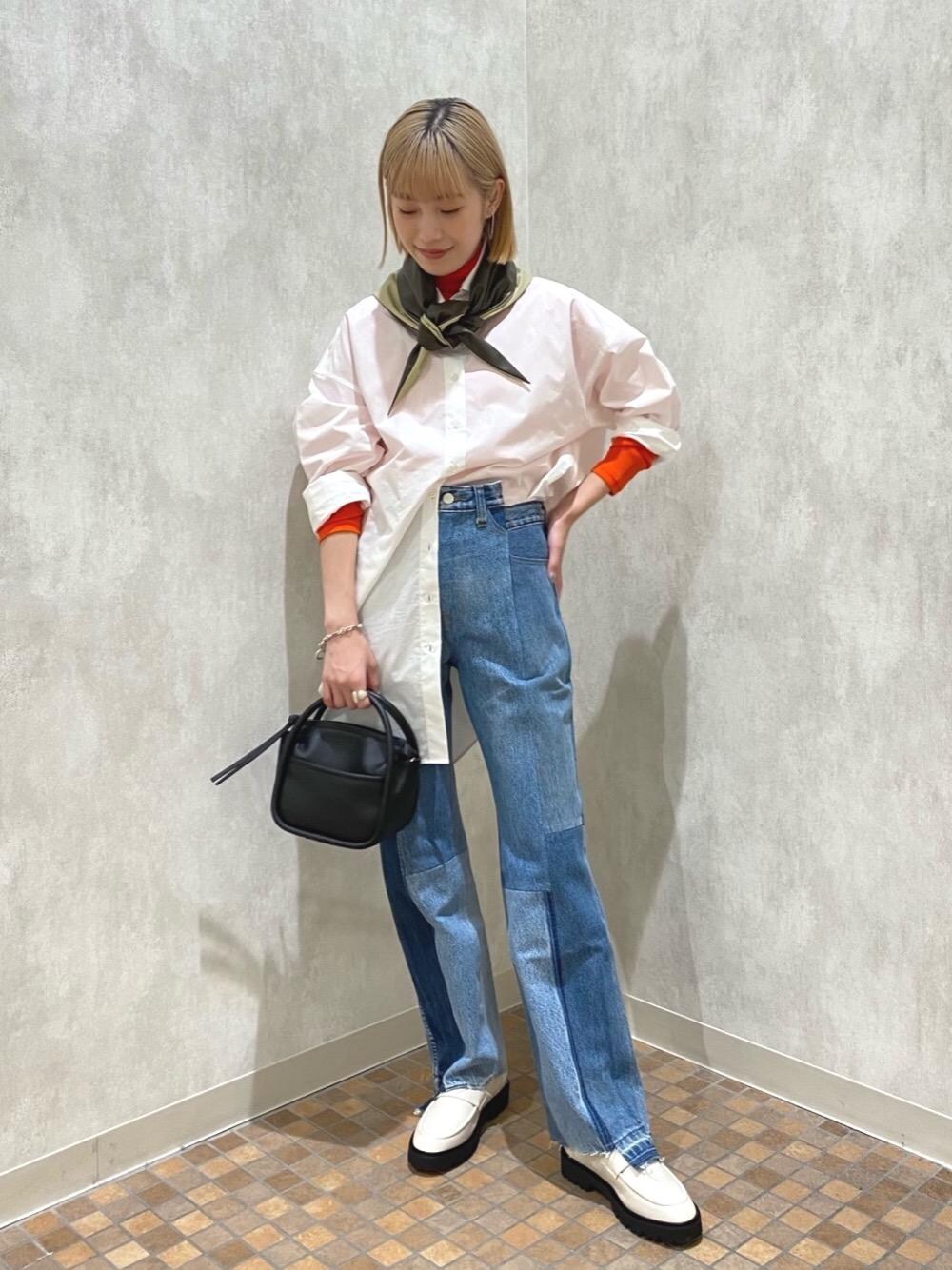 オレンジ系のTシャツ/カットソー、ホワイト系のローファー、ホワイト系のシャツ/ブラウスを着用したレディースの秋コーディネートの1枚目の写真