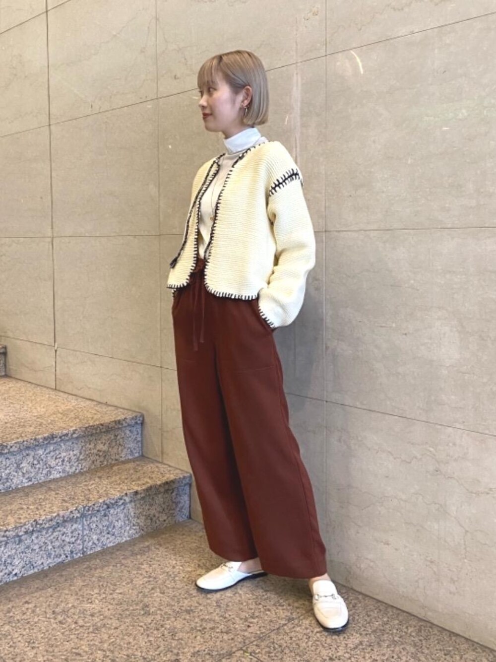 ブラウン系のその他パンツ、ホワイト系のその他シューズ、ホワイト系のTシャツ/カットソーを着用したレディースの秋コーディネートの1枚目の写真