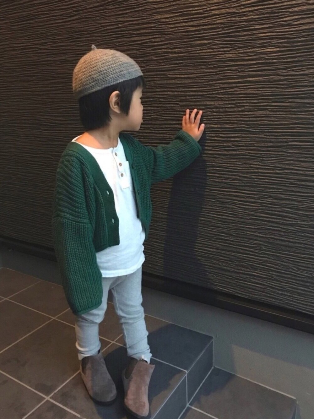 「秋冬コーデ、シンプル、シンプルコーデ、カーディガン、サイドゴアブーツ、どんぐり帽子、kids、男の子、3歳」｜「CIAOPANIC TYPYの【ママとお揃い】フレアスリーブニットカーデ（カーディガン/ボレロ、グリーン系）」を使った、itsukaさん（キッズ・100cm）の秋コーディネートの1枚目の写真