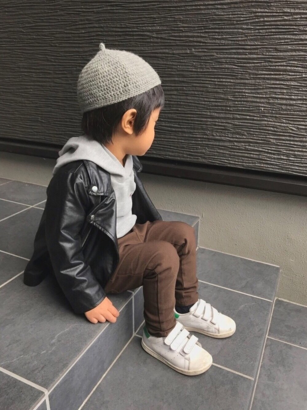 「キッズファッション、秋冬コーデ、シンプルおしゃれが好き、シンプルコーデ、ライダース、スタンスミス、男の子、どんぐり帽子、2018マイベストコーデ」｜「Championの【Champion】チャンピオン フードパーカー（パーカー、グレー系）」を使った、itsukaさん（キッズ・100cm）の秋コーディネートの1枚目の写真