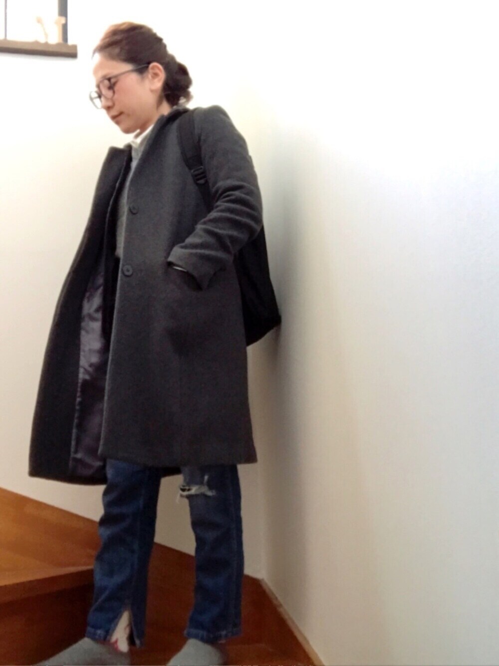 「休日スタイル、fashion、ラフ、めがね、ベスト、白Tシャツ、デニム、パンツスタイル、チェスターコート、スプリングSENSEOFPLACE」｜「ZARAのアイテム（デニムパンツ、ブルー系）」を使った、Miiさん（レディース・157cm）の春コーディネートの1枚目の写真