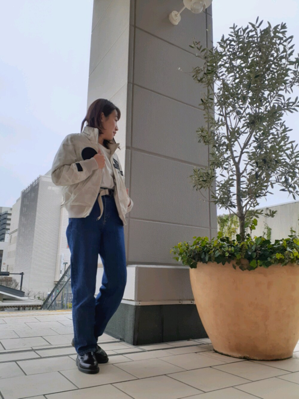 「ミリタリー、カジュアル、AVIREX、カモ柄、スプリングアウター、オトナカジュアル、blackbird、戦闘機」｜「AVIREXのブラックバード スタンドジップジャケット/ BLACK BIRD STAND ZIP JACKET（ブルゾン、ホワイト系）」を使った、YUKIさん（レディース・153cm）の冬コーディネートの1枚目の写真