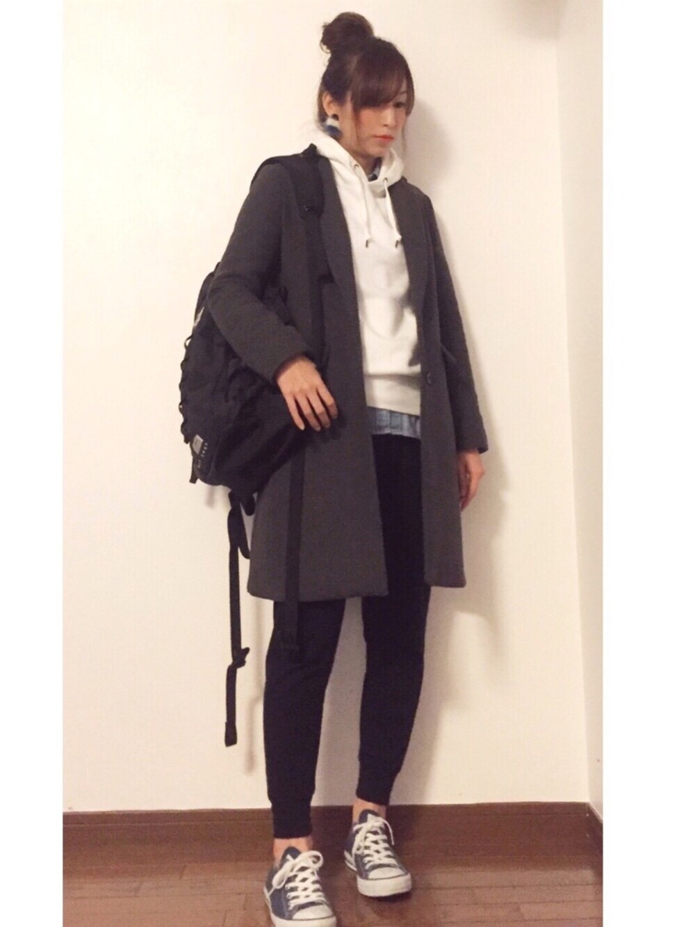 「チェスターコート、チェスターコート+パーカー、デニムシャツ、ジョガーパンツ、おだんごヘアー、バックパック、リュック、カジュアル、シンプル、プチプラ」｜「BLISS POINTの【S・XLサイズ展開アイテム】ウールチェスターコート/564592（チェスターコート、グレー系）」を使った、sana さん（レディース・166cm）の冬コーディネートの1枚目の写真