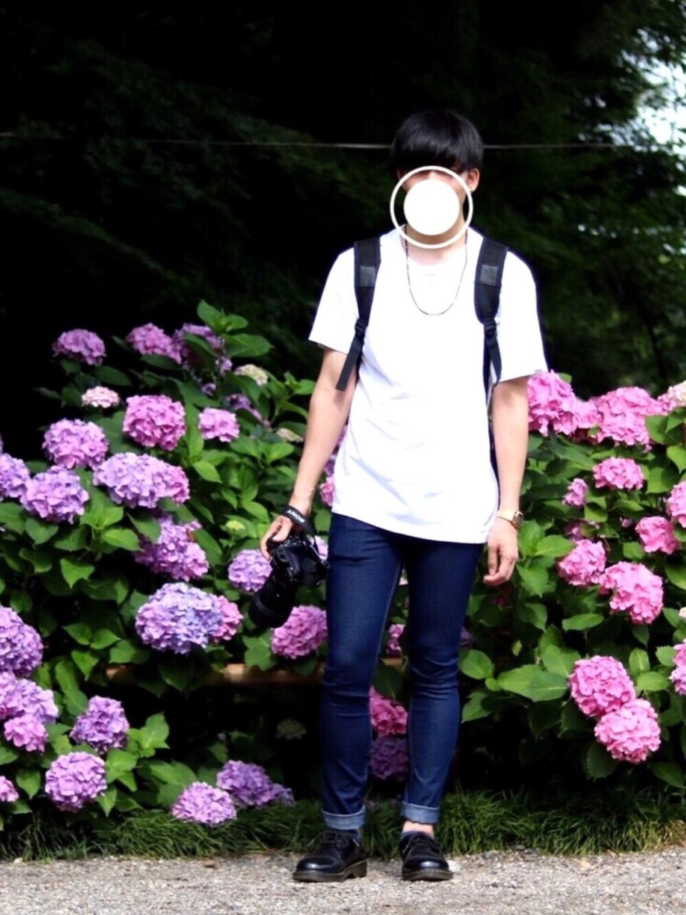 ホワイト系のTシャツ/カットソー、ブルー系のデニムパンツ、ブラック系のブーツを着用したメンズの秋コーディネートの1枚目の写真