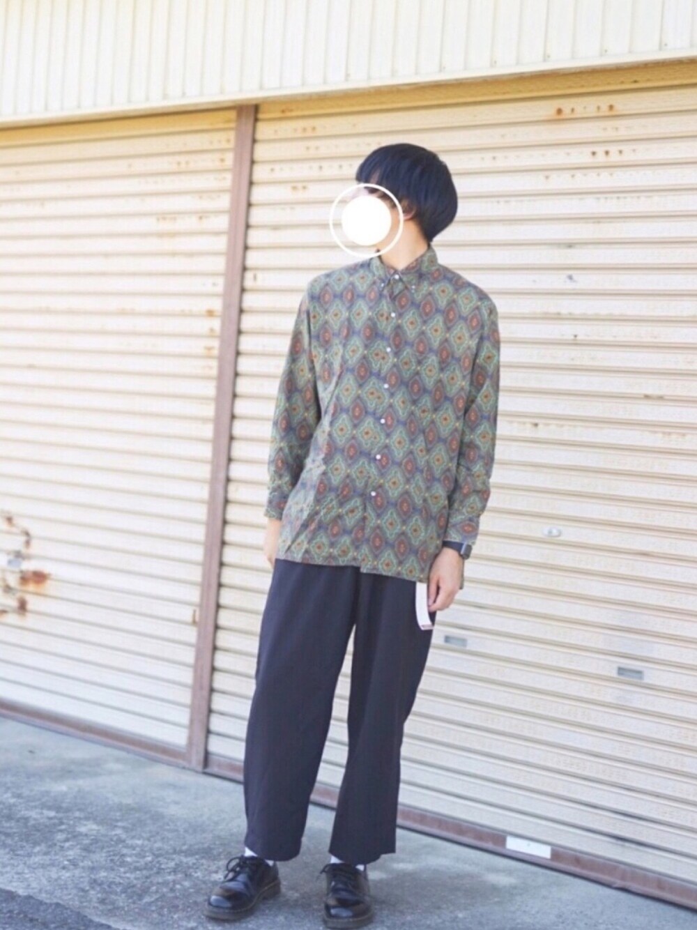 その他のシャツ/ブラウス、ブラック系のスラックス、ブラック系のブーツを着用したメンズの秋コーディネートの1枚目の写真