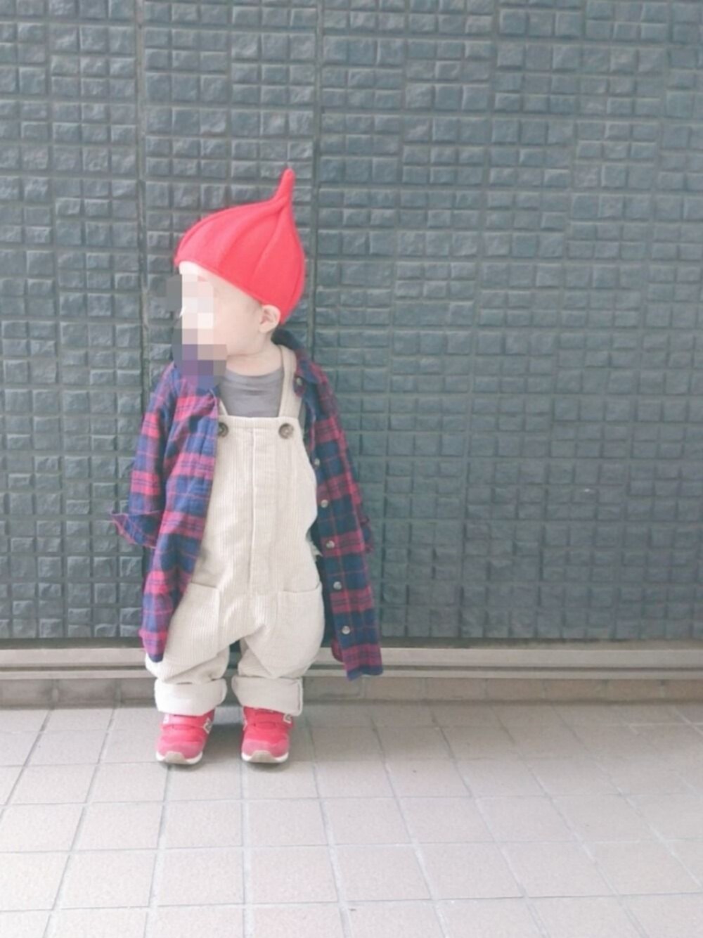 レッド系のシャツワンピース、ベージュ系のサロペット/オーバーオール、レッド系のスニーカーを着用したキッズの春コーディネートの1枚目の写真