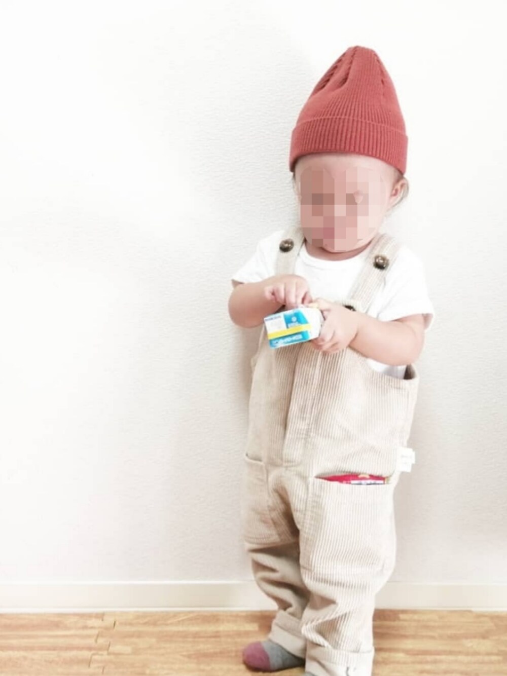 「秋のコーデ、やっぱりストリートが好き、プチプラ、シンプル、韓国子供服、サロペット、女の子、3coins、カジュアルコーデ」｜「3coinsのアイテム（ニットキャップ/ビーニー、オレンジ系）」を使った、a_u_chan☆さん（キッズ・100cm）の秋コーディネートの1枚目の写真