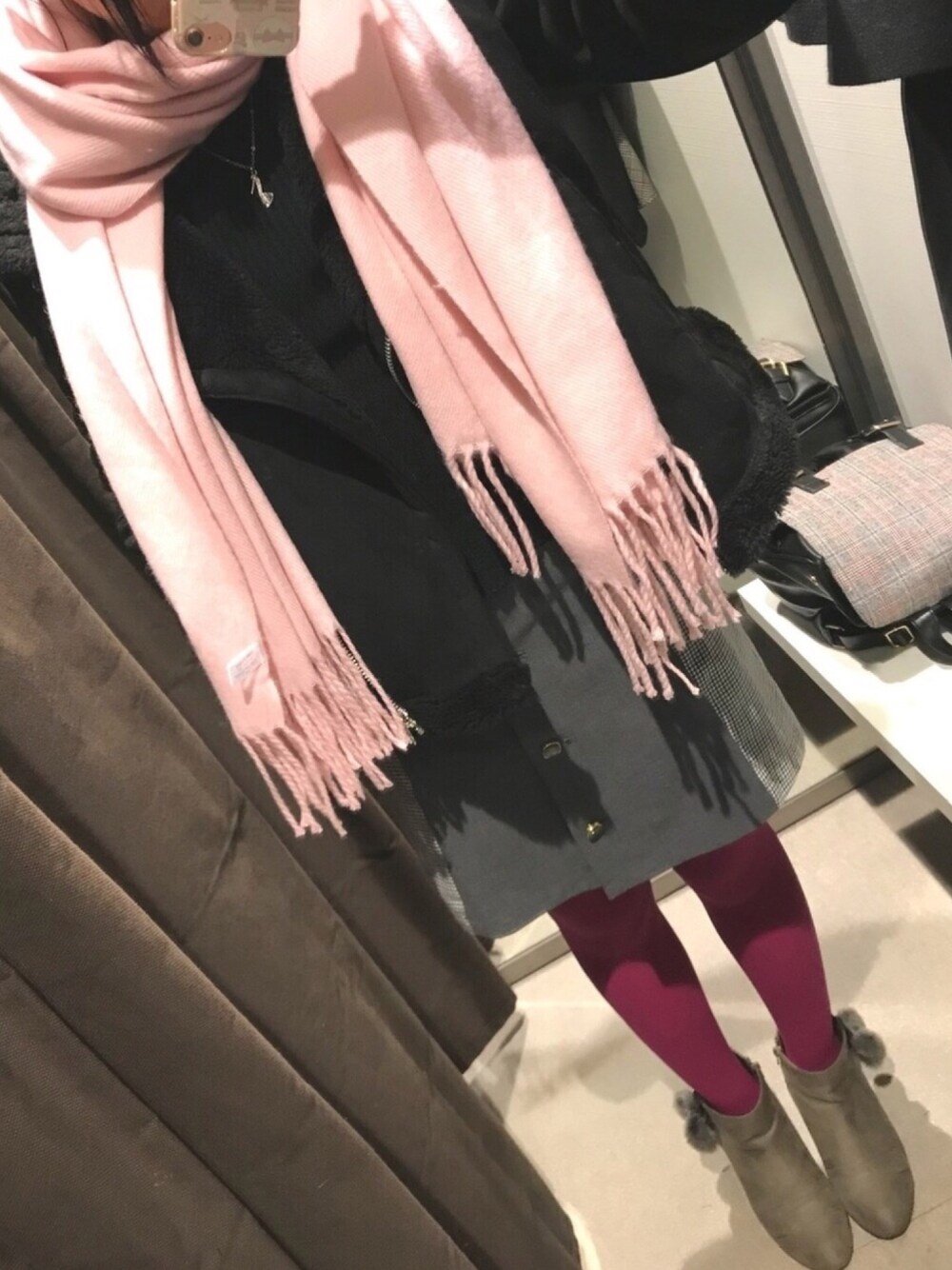 「ZARA、黒×ピンク、カラータイツ」｜「UNIQLOのシャイニーリブフリルネックセーター（長袖）（ニット/セーター、ブラック系）」を使った、Anemoneさん（レディース・159cm）の冬コーディネートの1枚目の写真