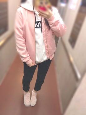 パーカーを使った ピンクシューズ のレディース人気ファッションコーディネート Wear